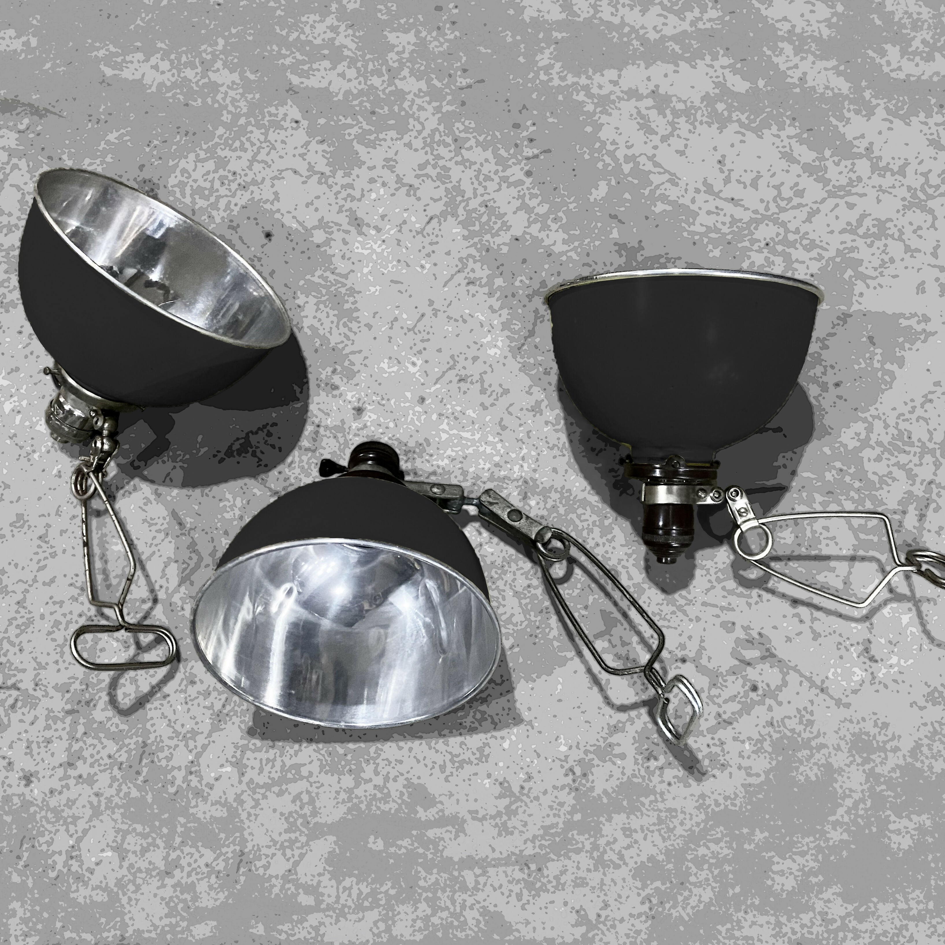 Luminária antiga com haste grampo