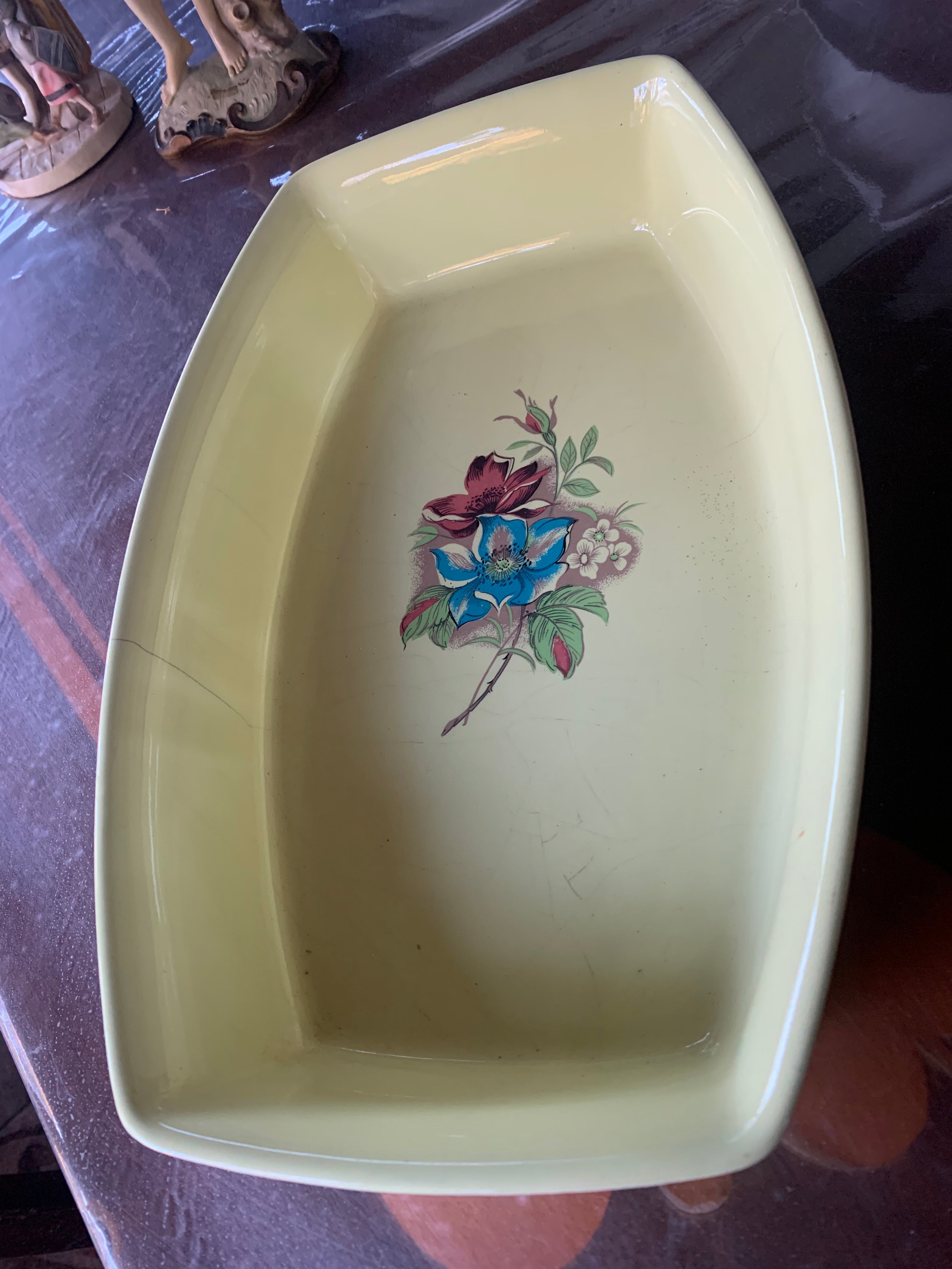 Grande e antigo refratário amarelo Pozzani com lindo desenho de flores