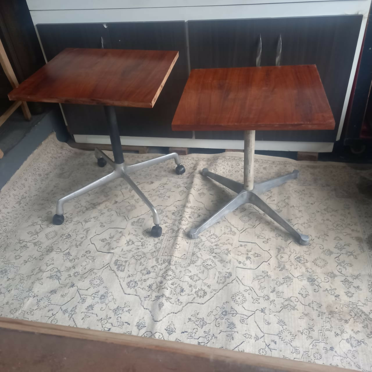Mesa auxiliar quadrada de Caviúna e pé de alumínio 