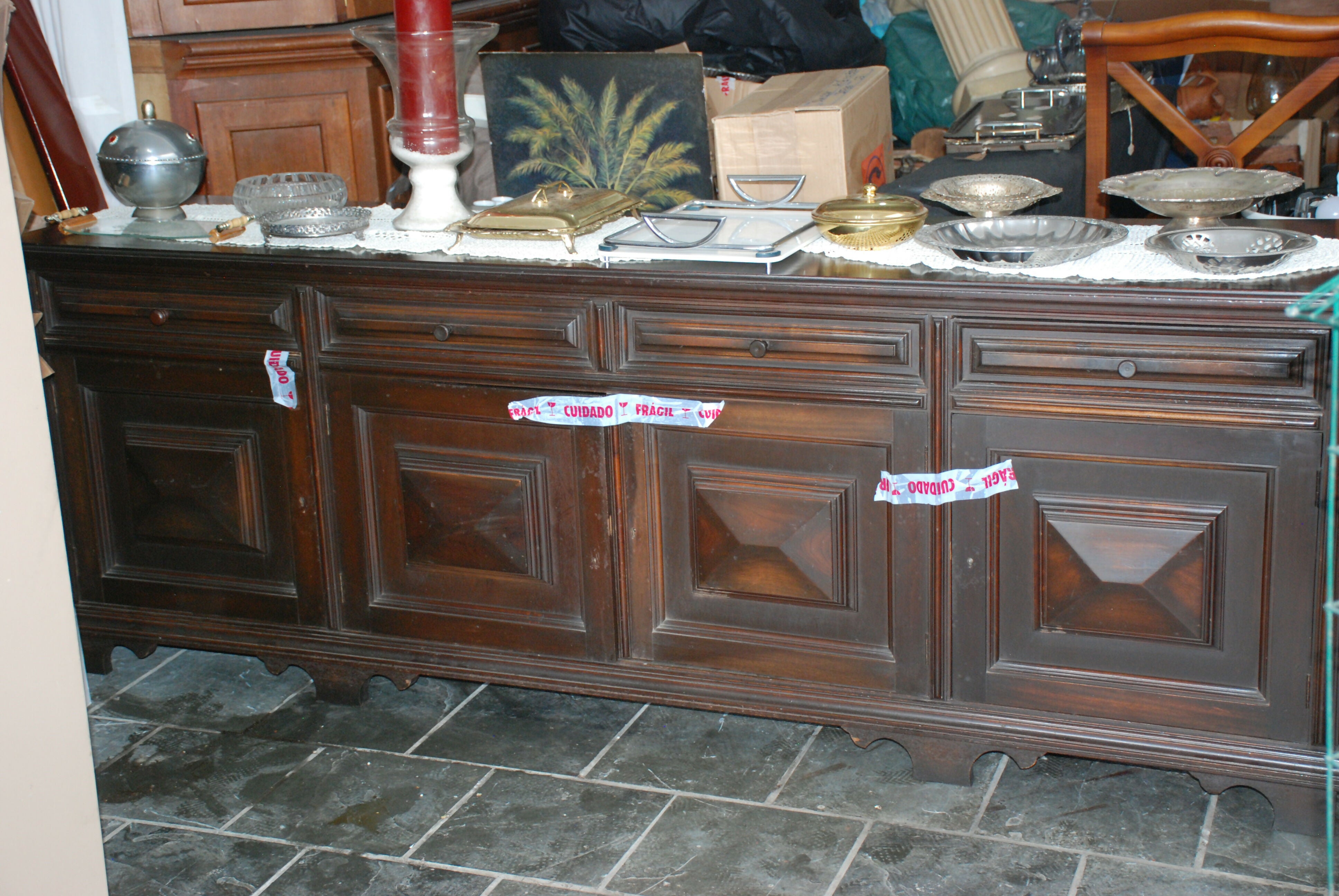 Buffet manuelino anos 60 , 2,20 x 55 x 80 . almofadado , pesado linda pça