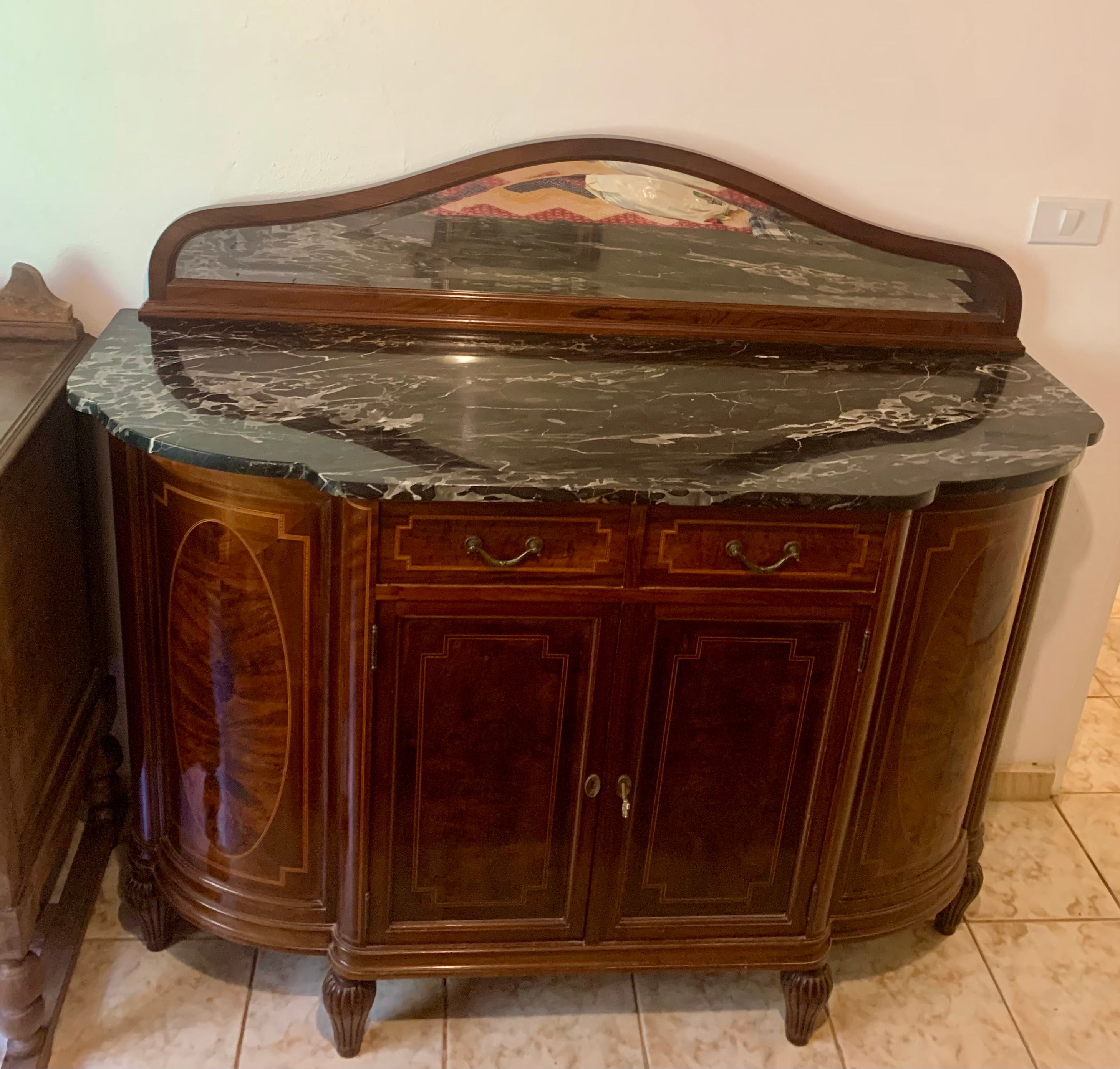 Espetacular Étagère ou Buffet começo século passado, marchetado, rádica e mármore negro