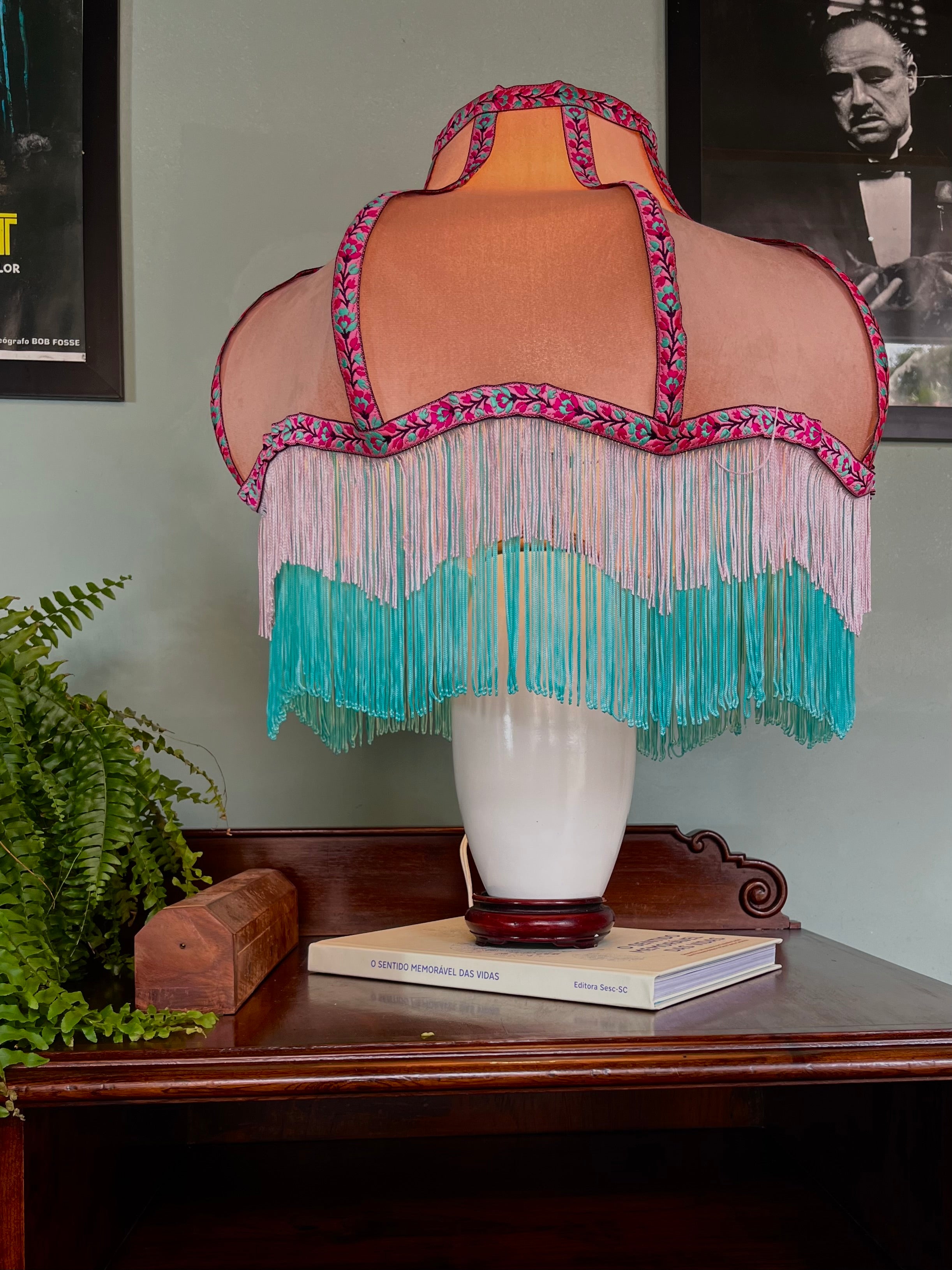 Abajur Boho em Porcelana Branca com cúpula com franjas 