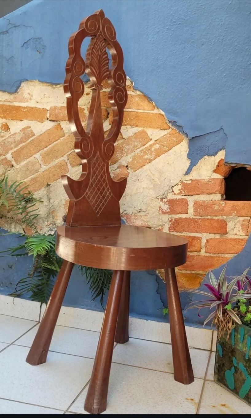 Antiga cadeira, madeira imbuia com espaldar alto.