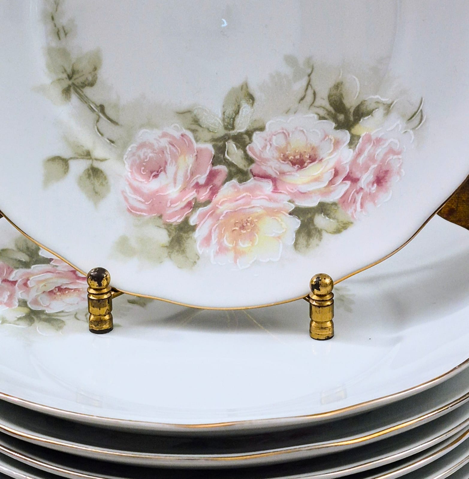 Conjunto lindo, 24 peças,  floral de rosas, bem romântico,  em porcelana nacional vintage Schmidt.