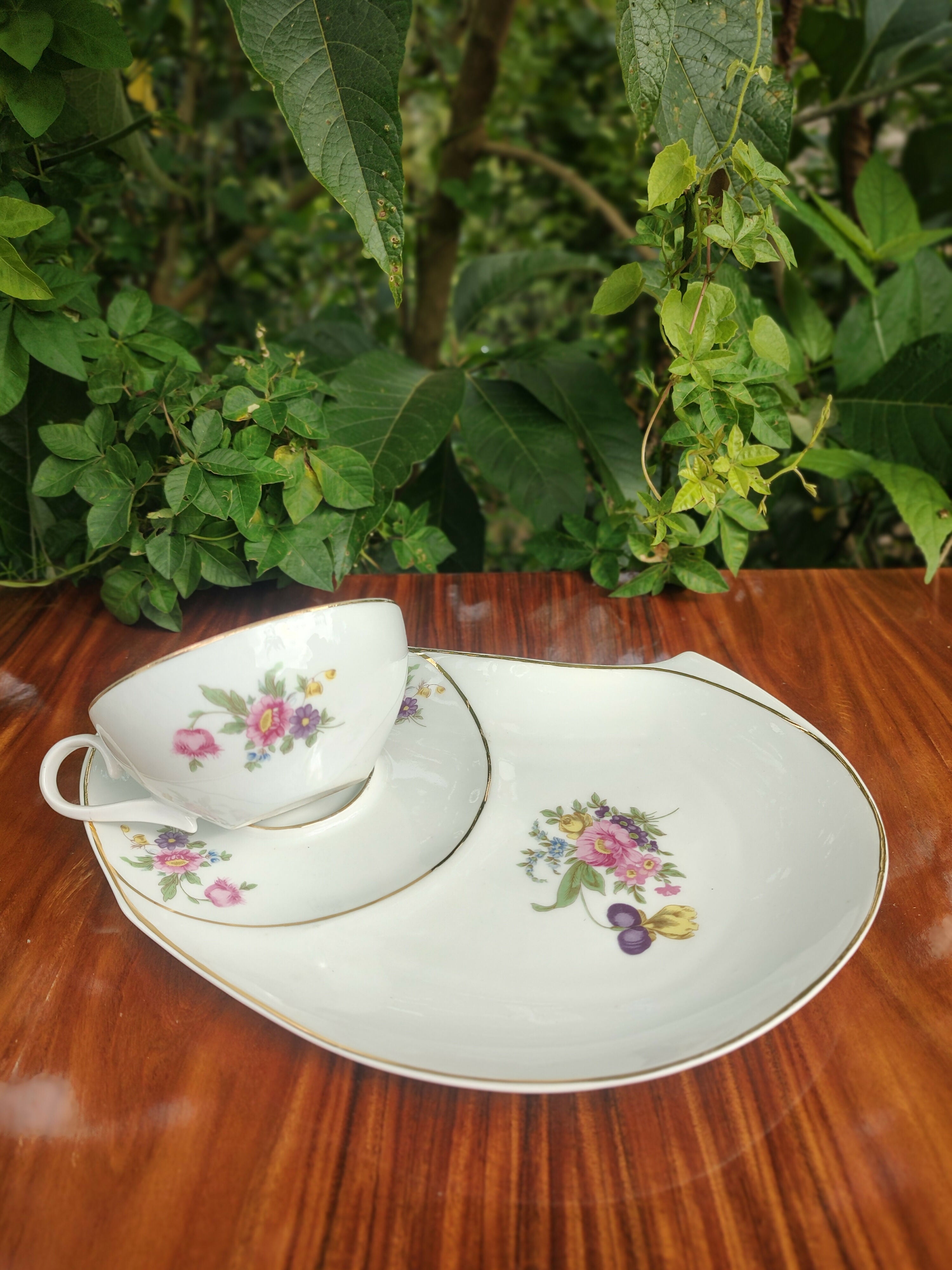 Lindo conjunto de chá Schmidt com Pires/Prato e Xícara com desenhos florais