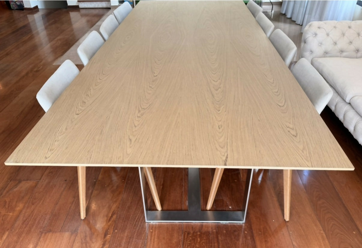 Mesa de jantar Artefacto com 8 cadeiras