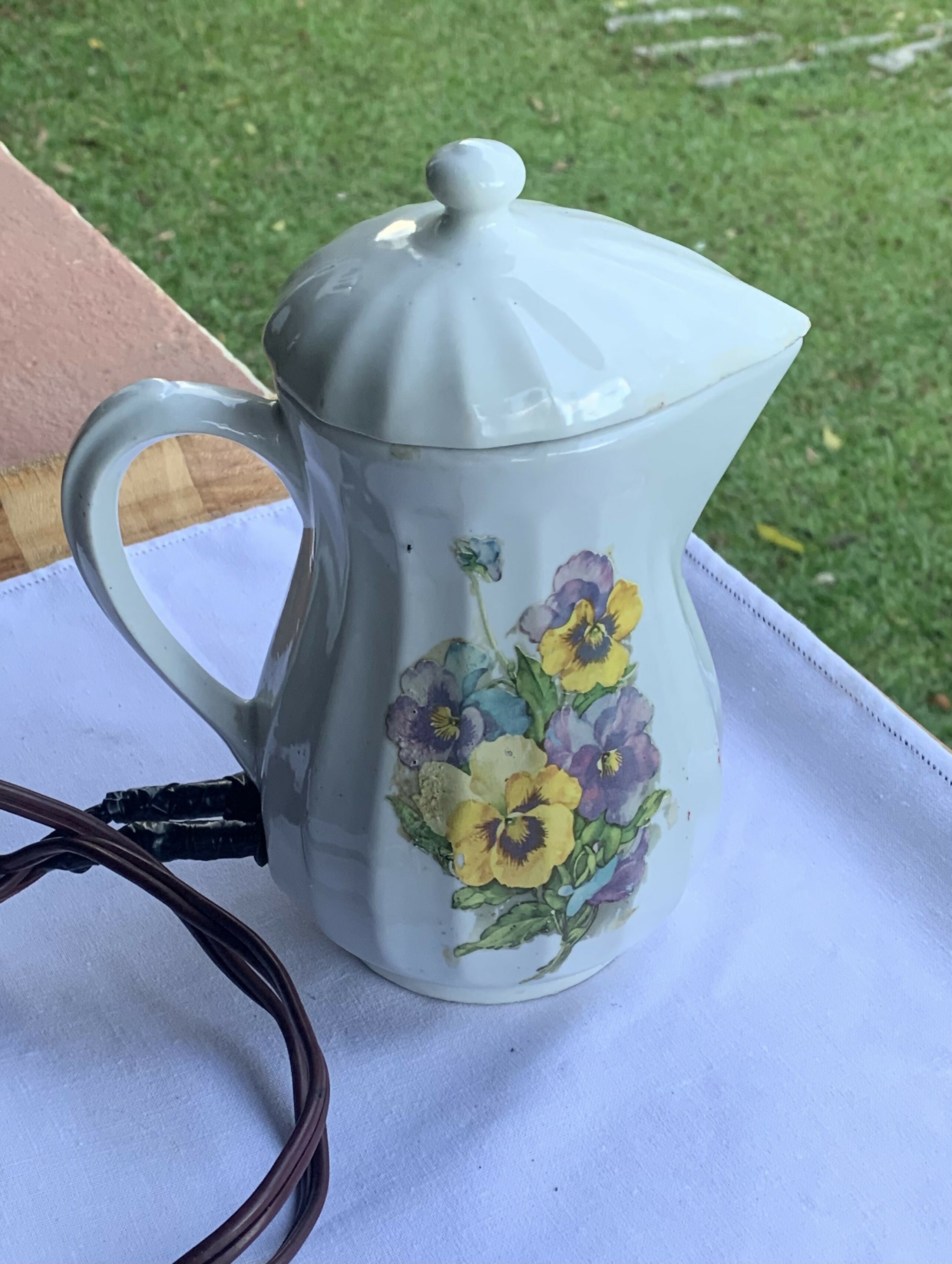 Rara Leiteira de Louça Aquecedora. com motivos florais
