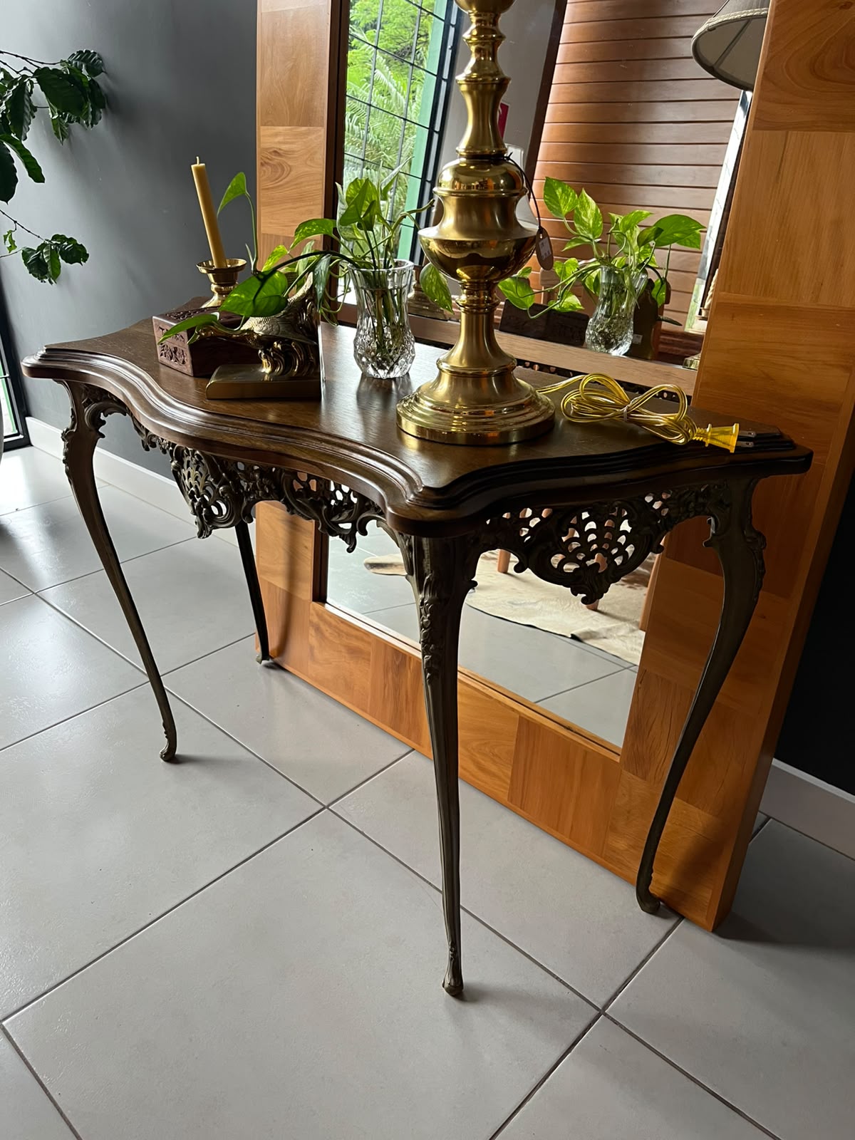Aparador em Madeira e Metal Ornamentado – 74 cm × 1,12 m