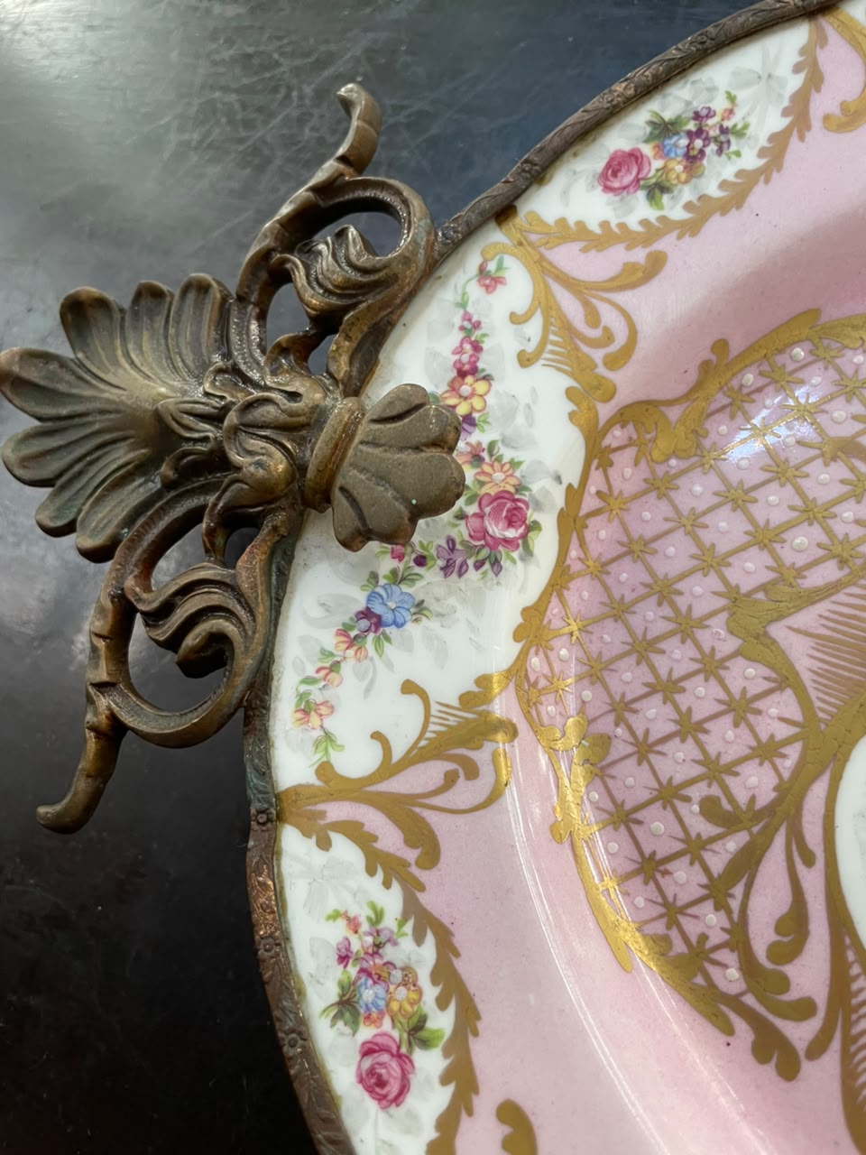 Grandiosa travessa em porcelana francesa de Limoges com cena galante em fundo rosa