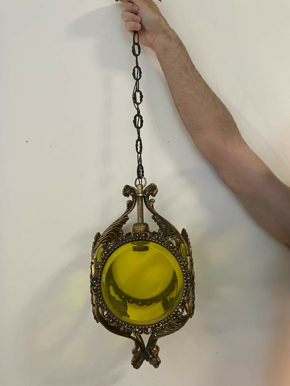 Lustre em bronze e vidro amarelo