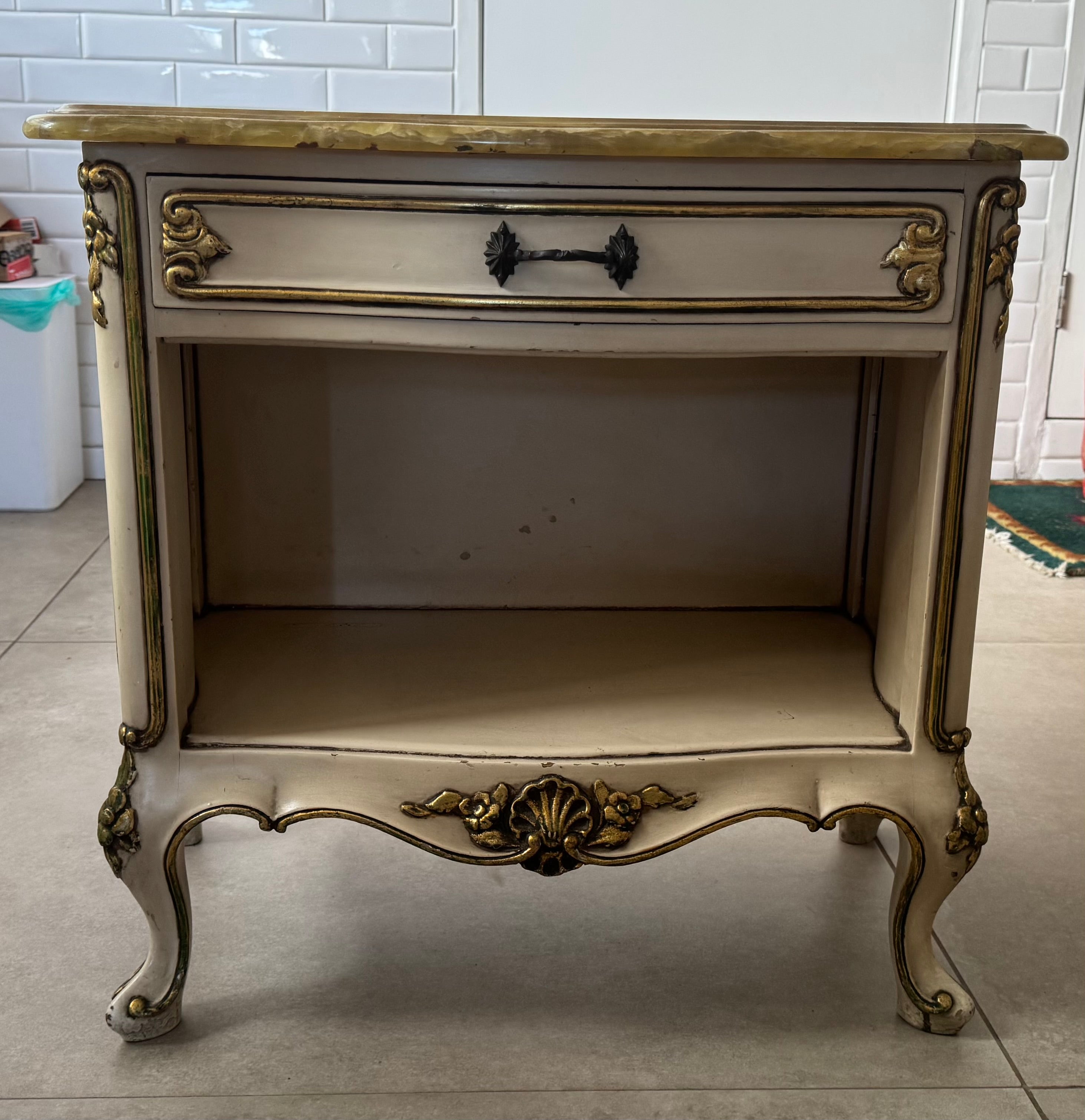 Mesinhas de madeira em branco e dourado com tampo de marmore amarelo luis XVI