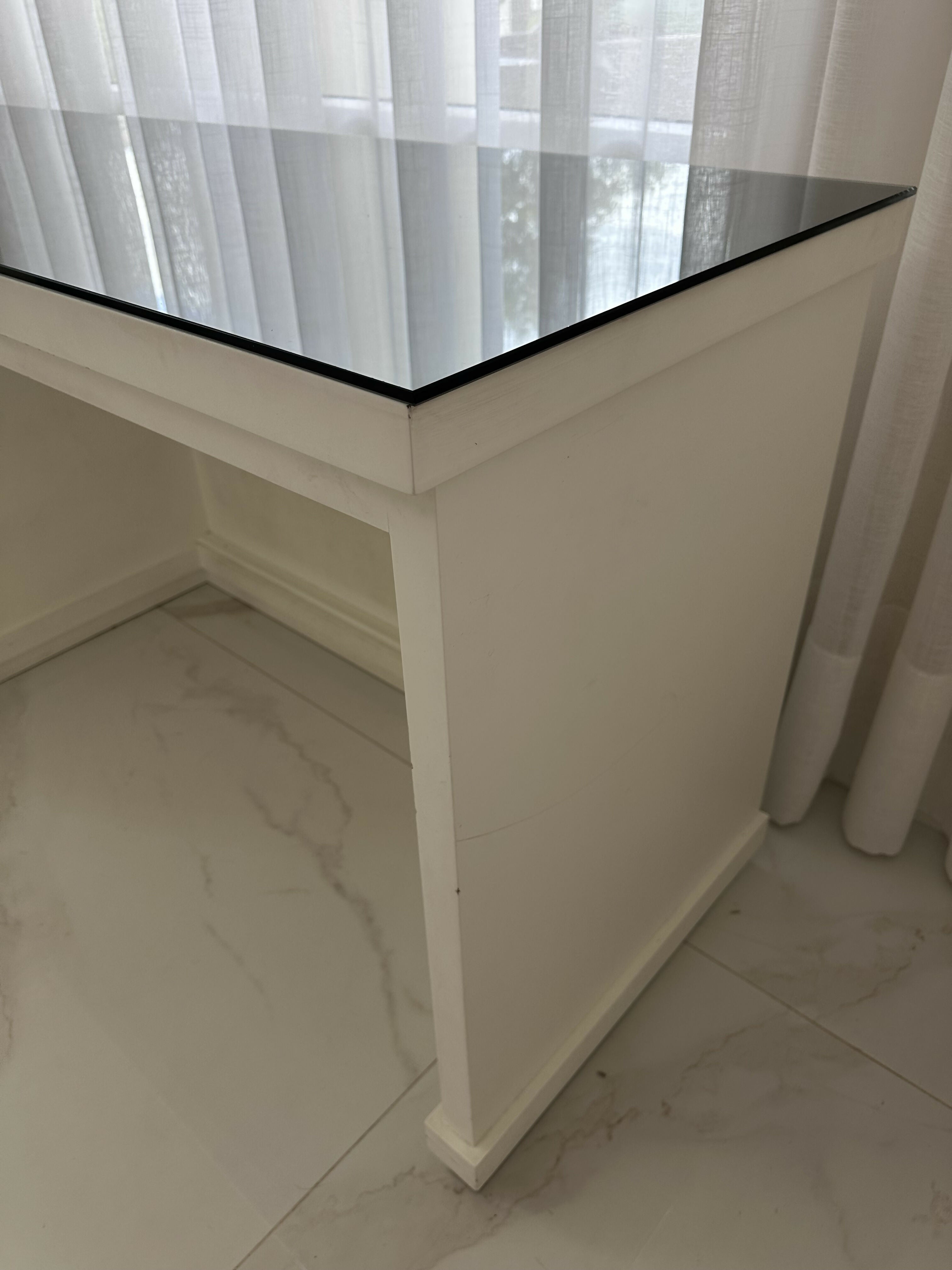 Escrivaninha em madeira laqueada branca com tampo de vidro auxiliar fume