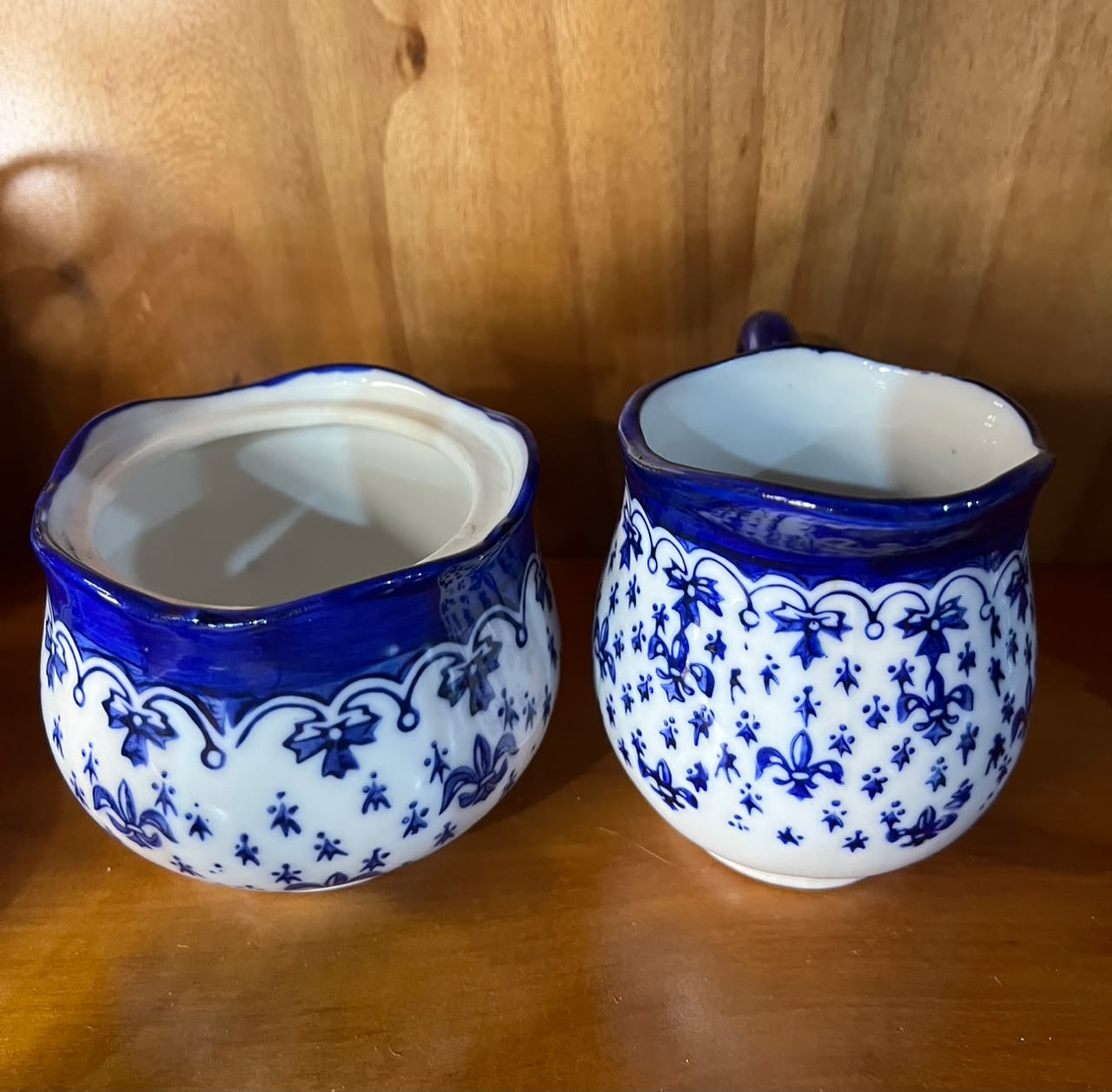 Leiteira e açucareiro em porcelana azul e branca — conjunto com 2 peças