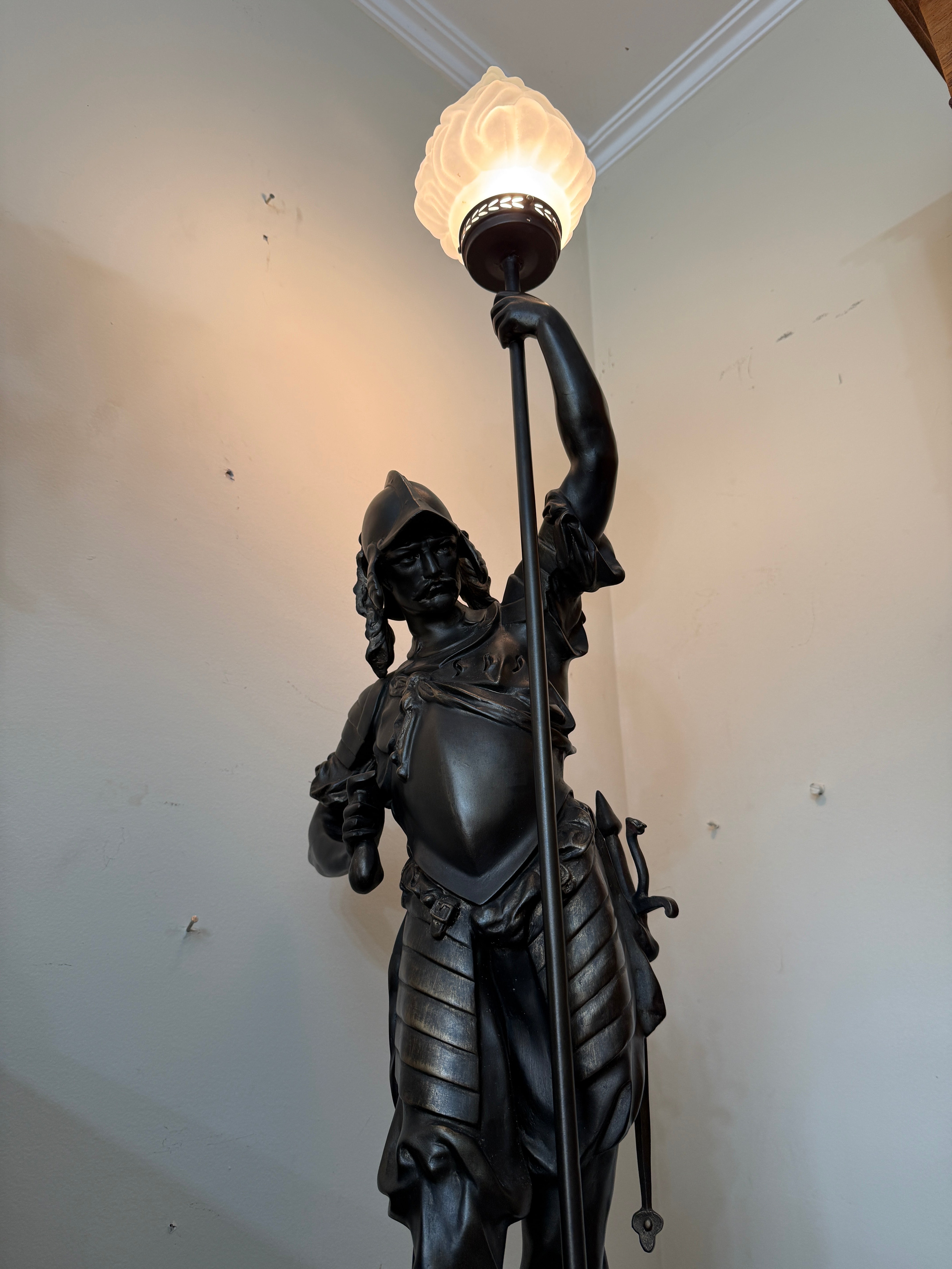 Belissima Luminária com escultura de petit bronze, representando um Guerreiro