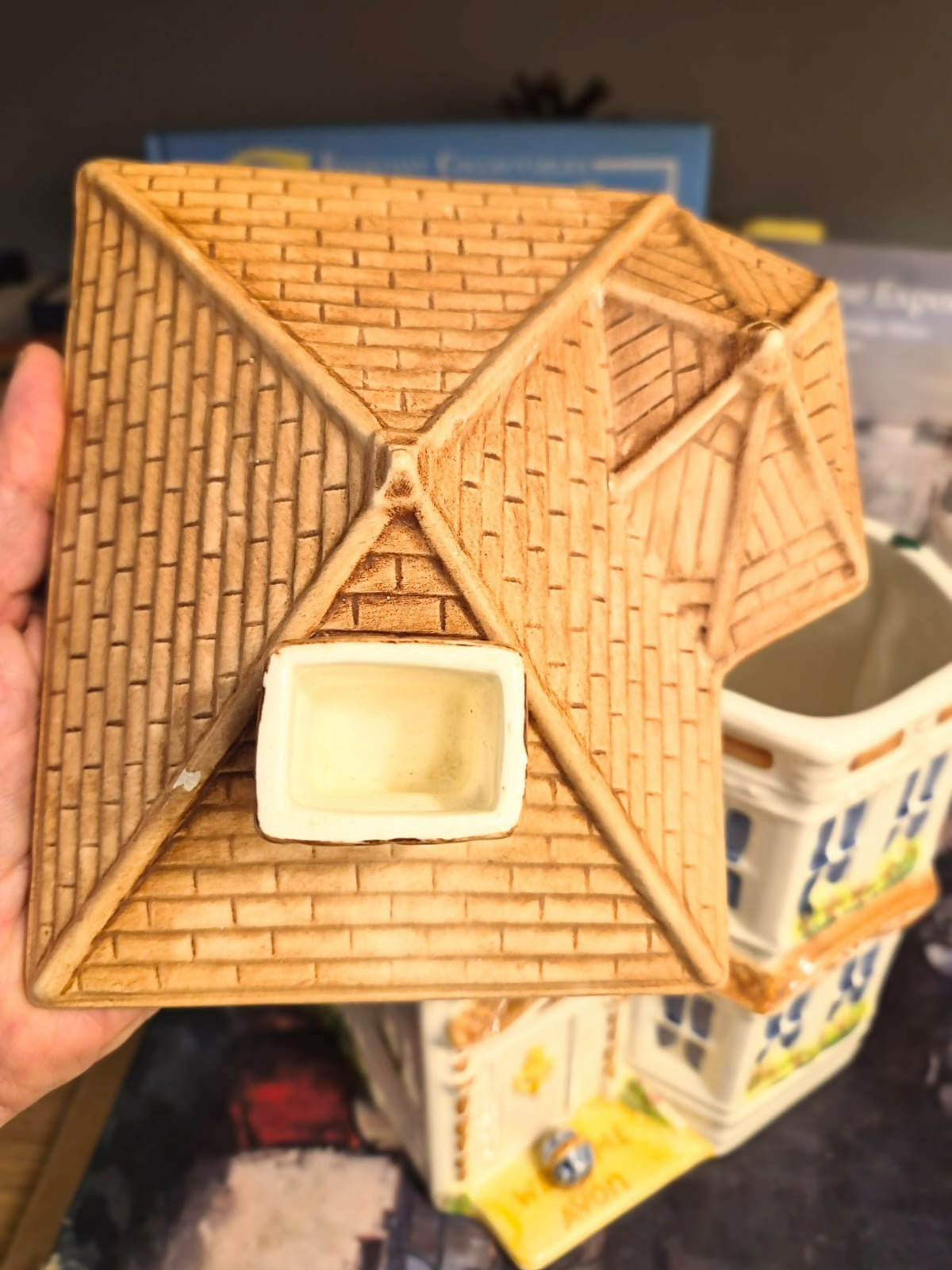 Bicoiteira em cerâmica Weiss, anos 80, em formato de casinha para a coleção Avon Townhouse. Modelo Grande. Linda!