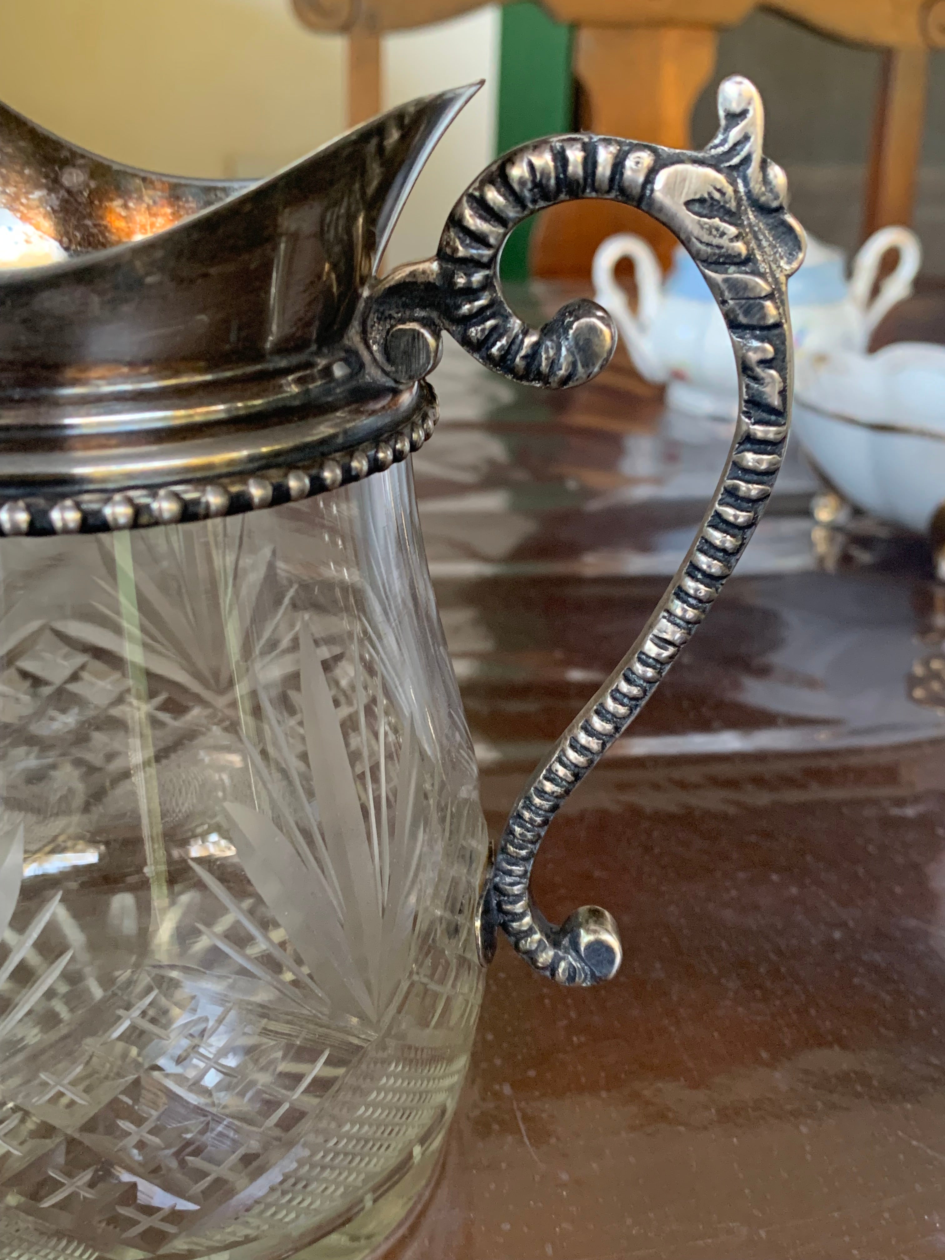 Antiga jarrinha em cristal ricamente lapidada e com detalhes em prata