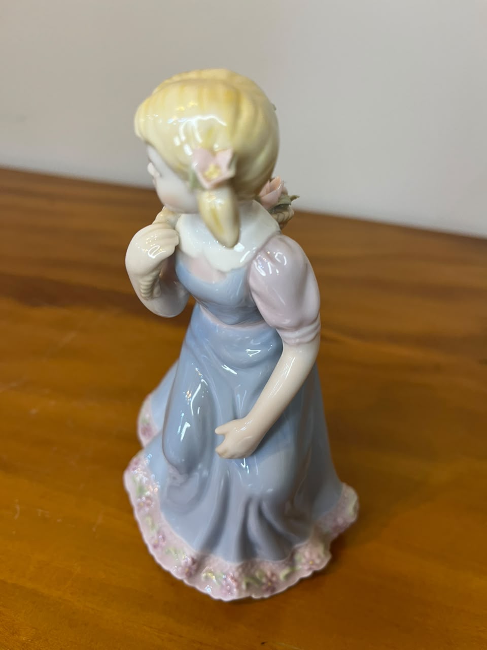 Escultura em Porcelana – Menina com Cesto de Flores e Gato – 16 cm