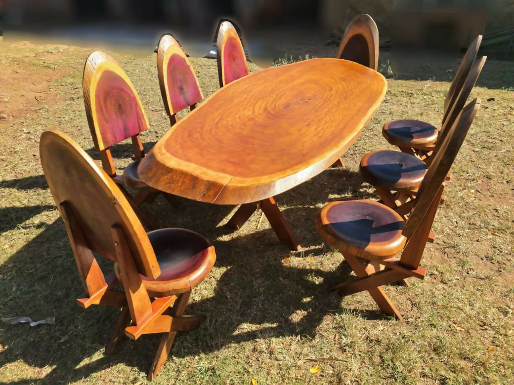 Mesa Prancha com 8 Cadeiras Roxinho