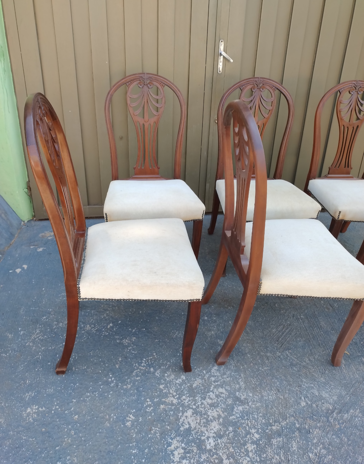 Conjunto de 4 Antigas Cadeiras em Mogno Entalhado. com estofado claro original