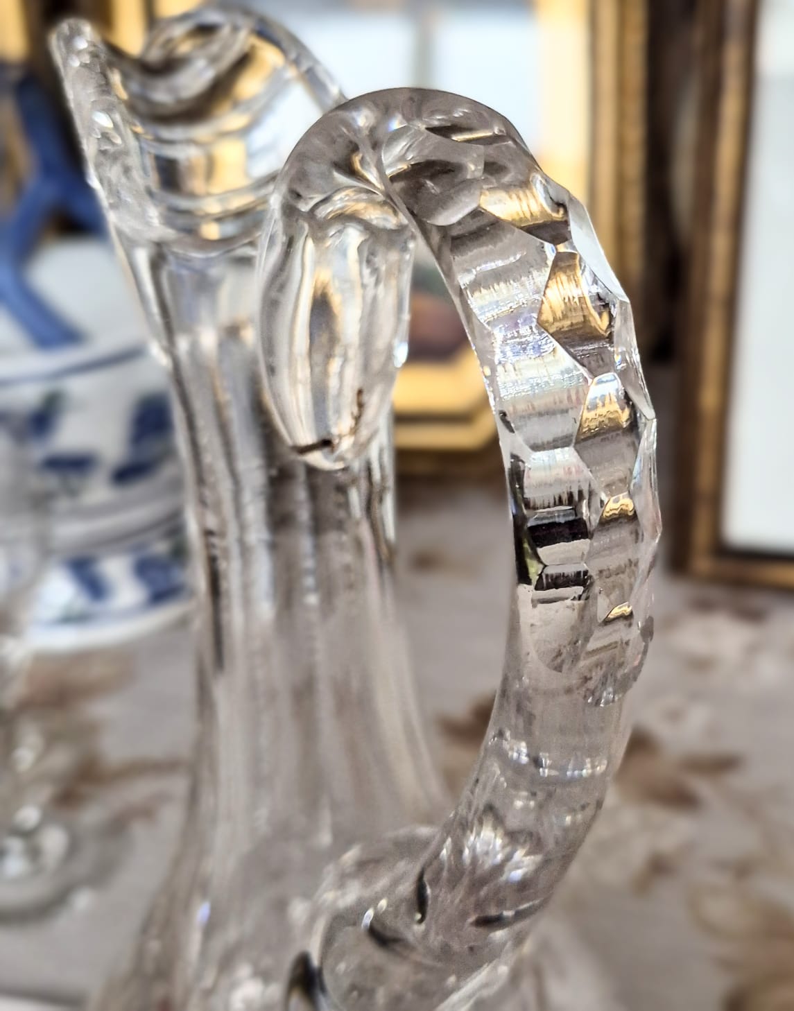 Incrível licoreira com alça em cristal de chumbo tcheco anos 50, pesado, translúcido,  com lapidações dedão e pinwheel. 