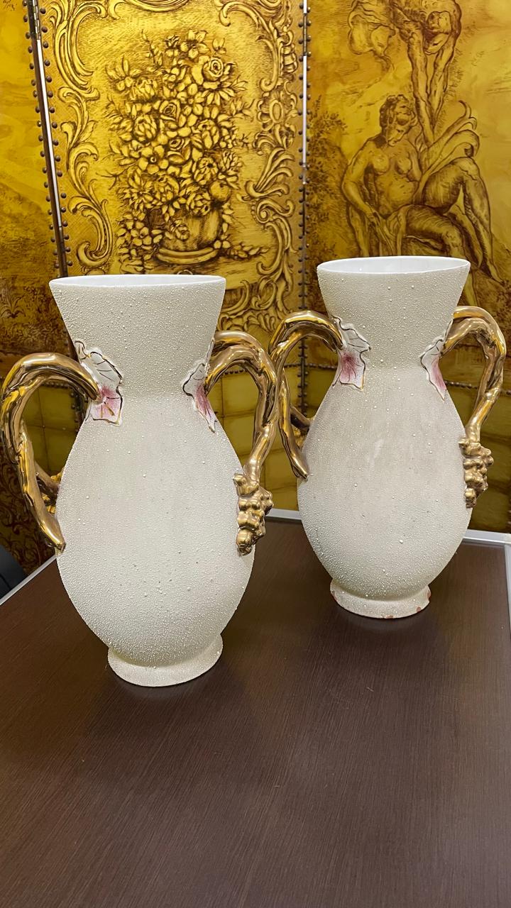 Vasos de cerâmica branca texturizado Pingo de Leite com alças douradas 