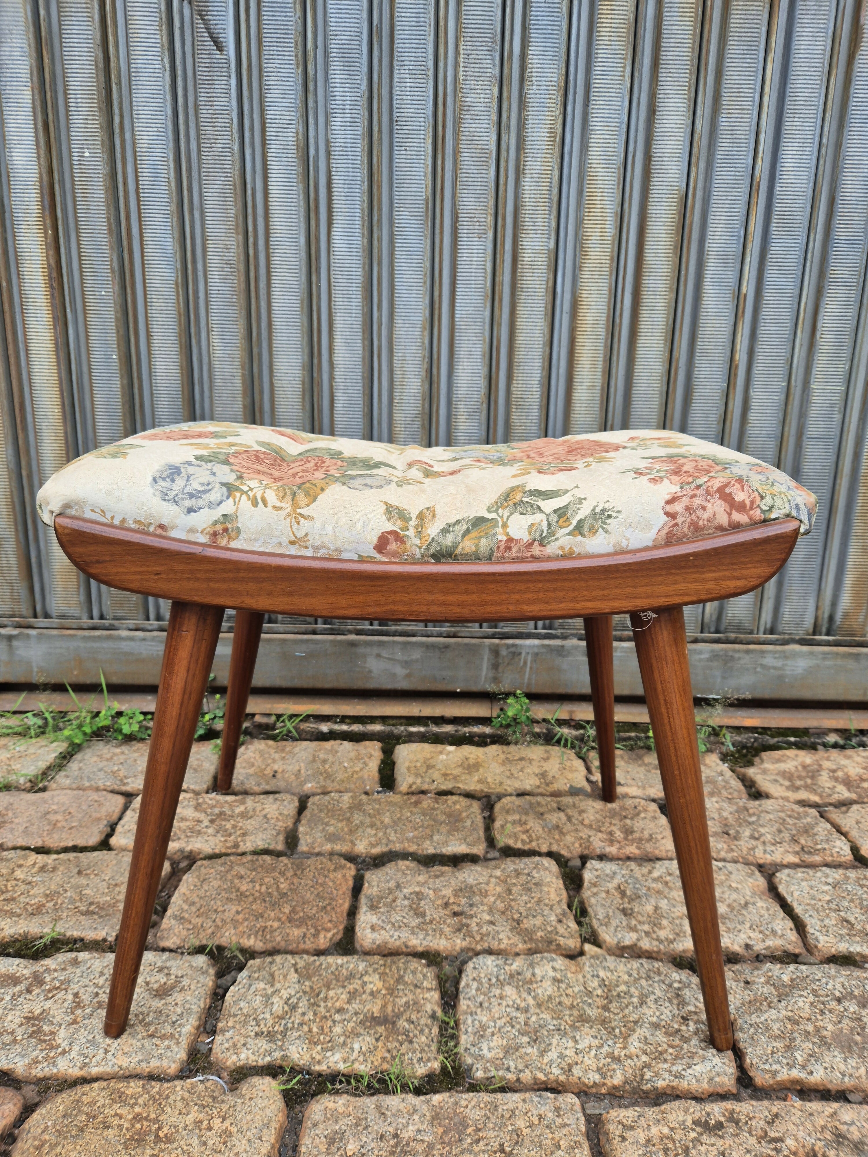 Banqueta anos 60 pé palito estofado com Gobelin