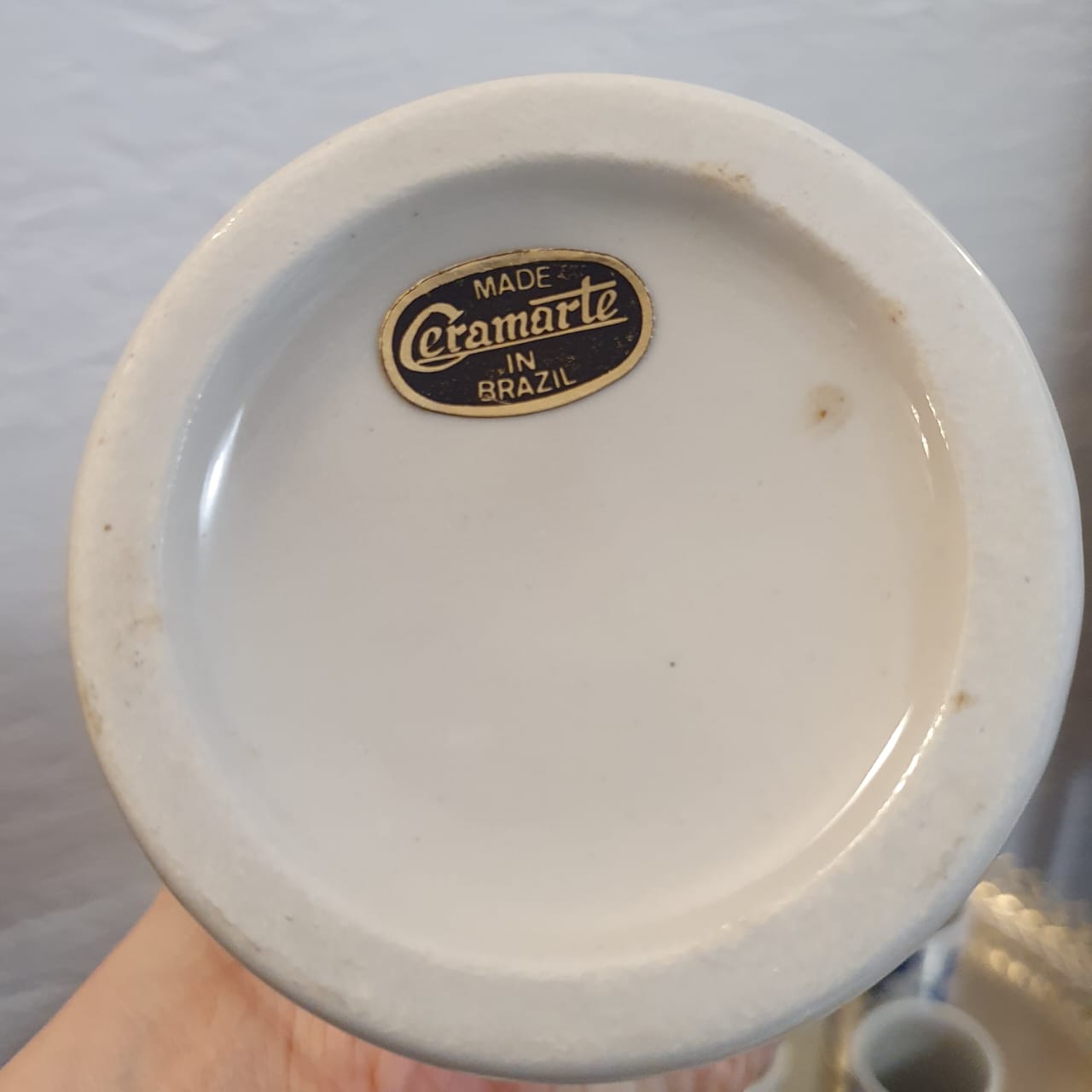 Garrafa licoreira com 6 copinhos em porcelana Ceramarte azul e branco com pintura holandesa, modelo: holandês. 