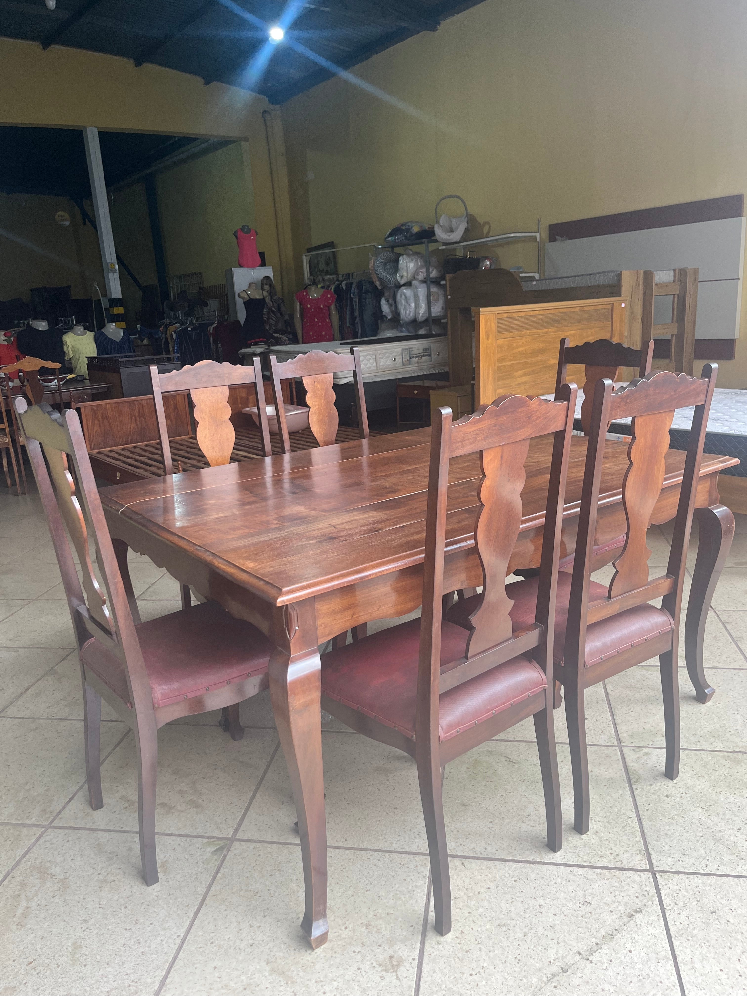 BELÍSSIMO CONJUNTO DE MESA COM 6 CADEIRAS LUÍS XV