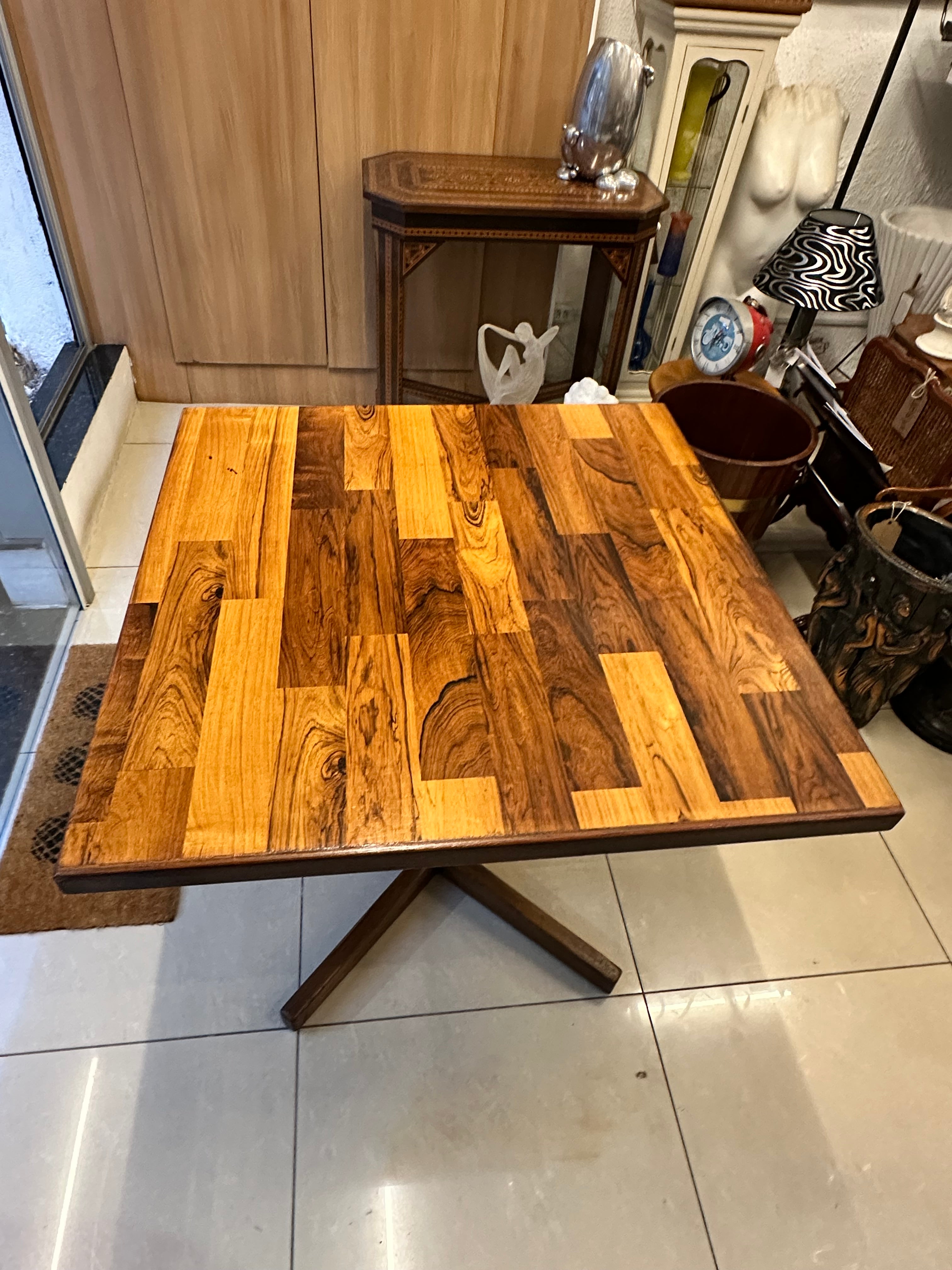 MESA DE JANTAR QUADRADA ZALSZUPIN EM MADEIRA TAQUEADA — BRASIL, c. 1960 🇧🇷