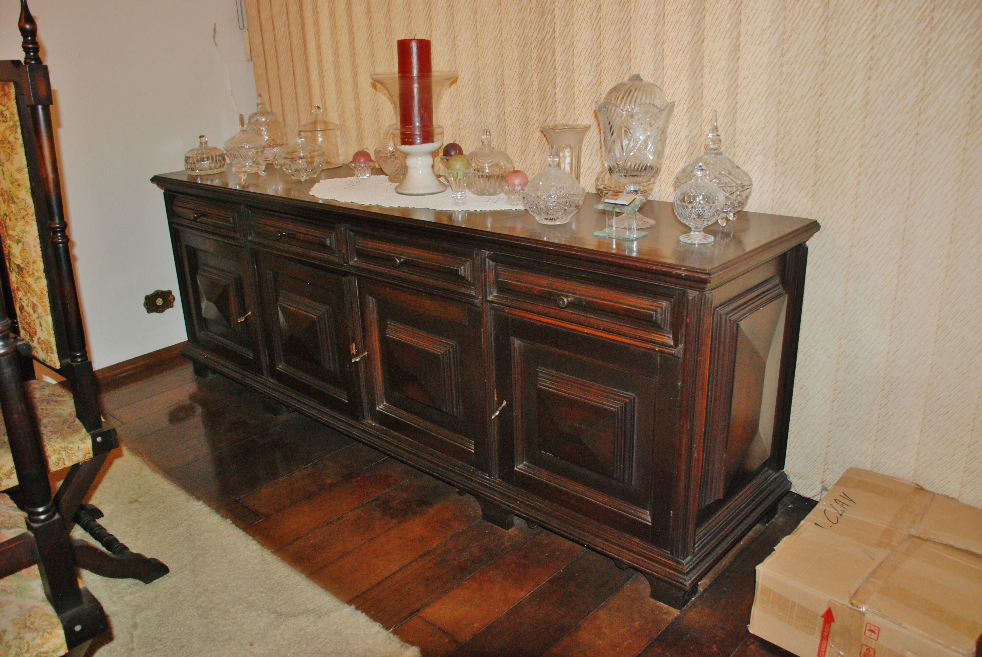 Buffet manuelino anos 60 , 2,20 x 55 x 80 . almofadado , pesado linda pça