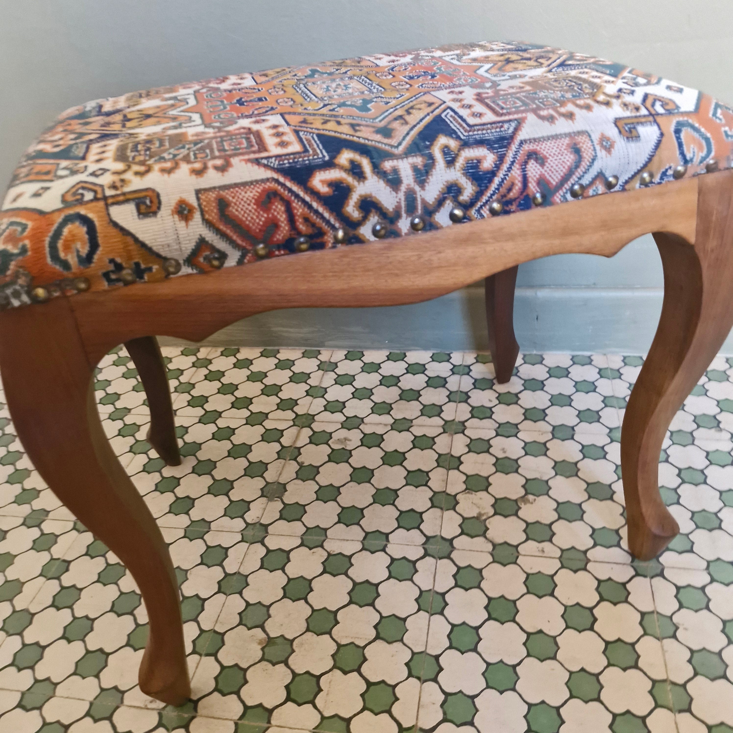 Banqueta Luiz XV com assento estofado com tapete belga  