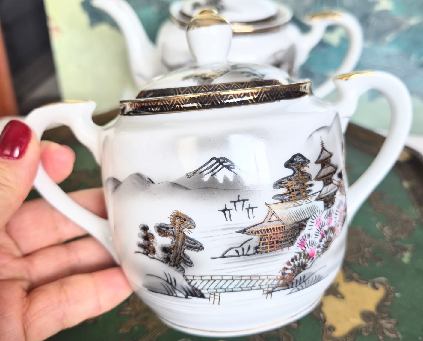 Jogo para chá em porcelana vintage japonesa Kutani, da década de 40, maravilhoso, em perfeito estado. As xícaras tem a gueixa no fundo. 15 peças.