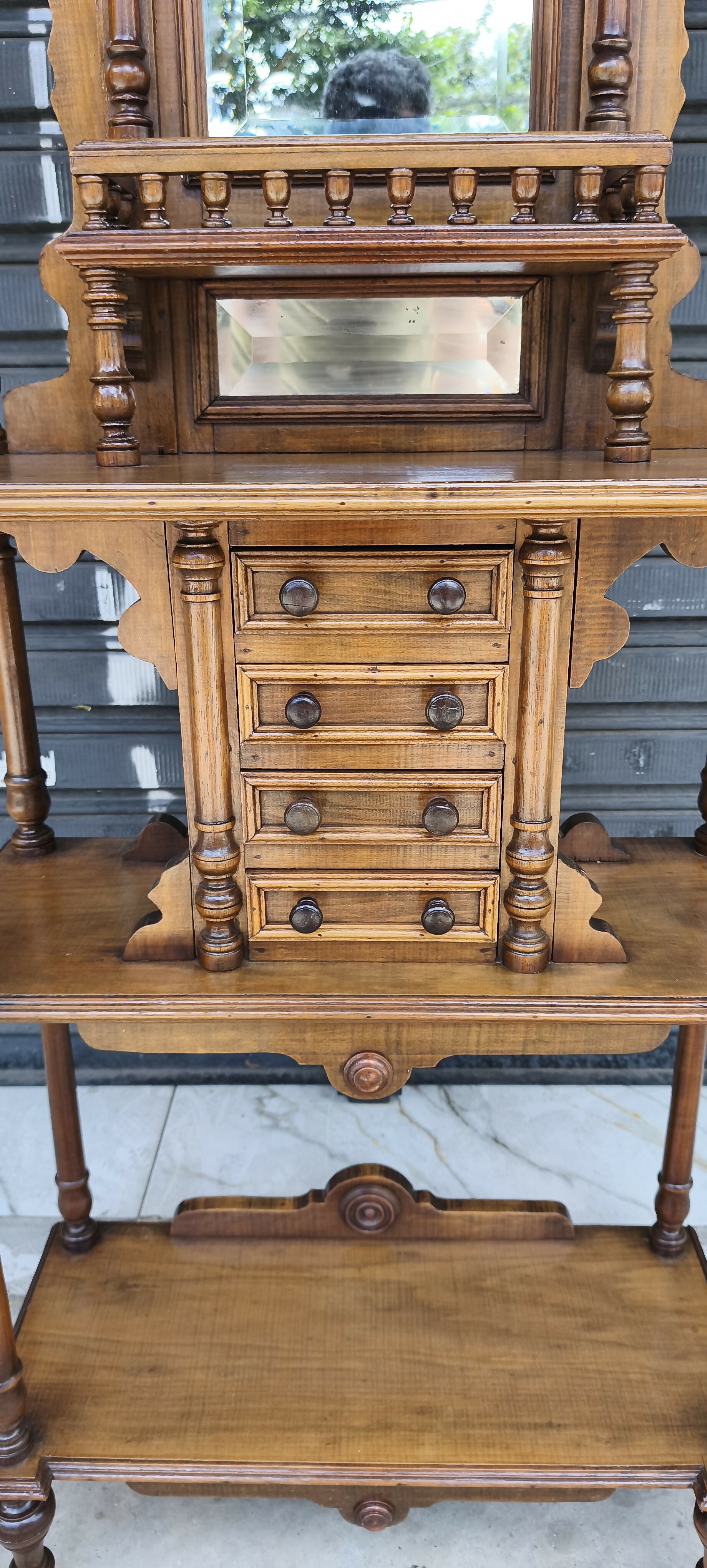 Porta Bibelô Império em madeira nobre e espelho bisotado