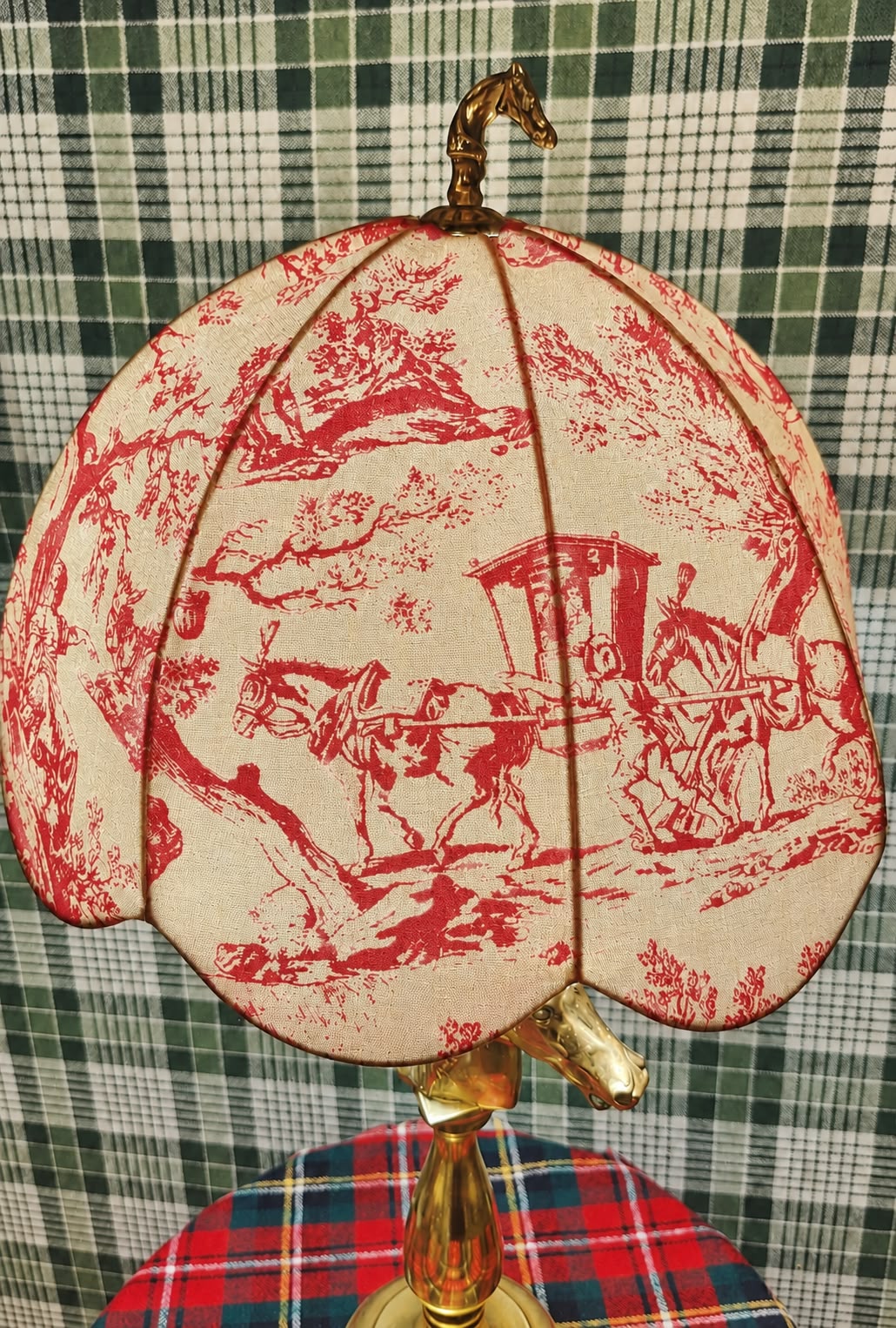 Raríssimo Abajur Neoclássico Country House em metal dourado com busto de Cavalo e cúpula com iltutracei