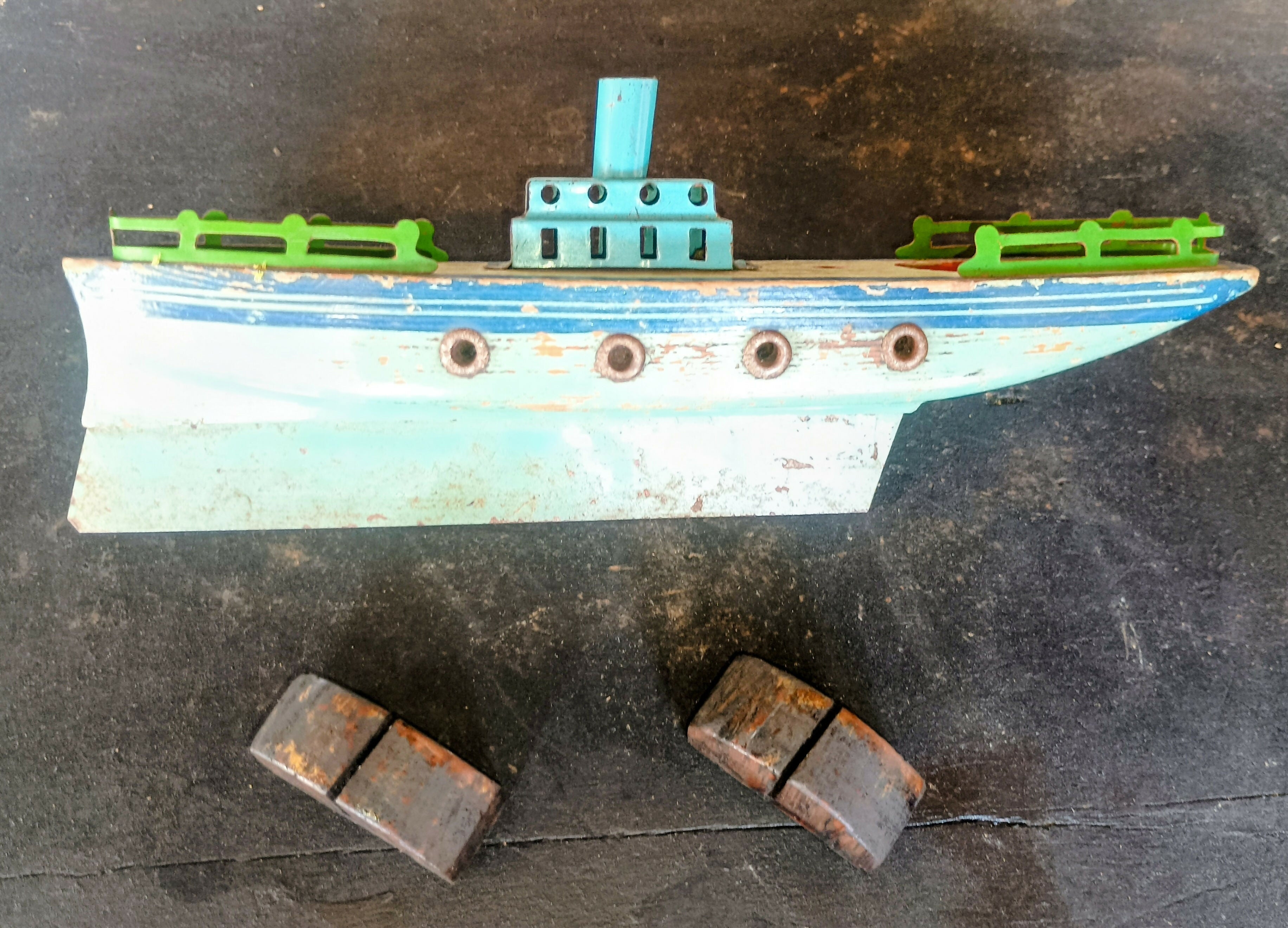 Brinquedo Barco Antigo em lata e madeira década 40/60