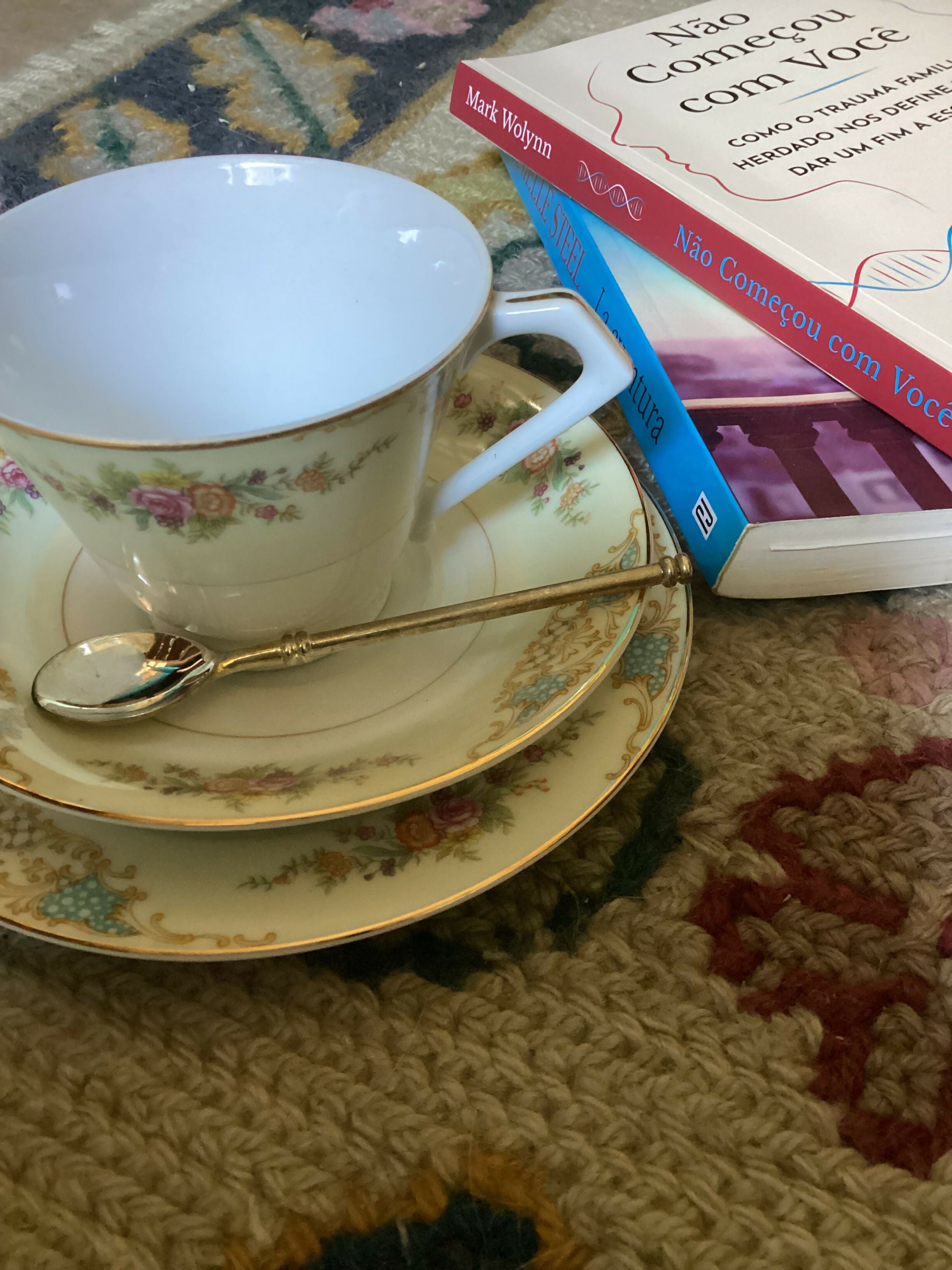 Mesa posta com preciosos e delicados trios de chá