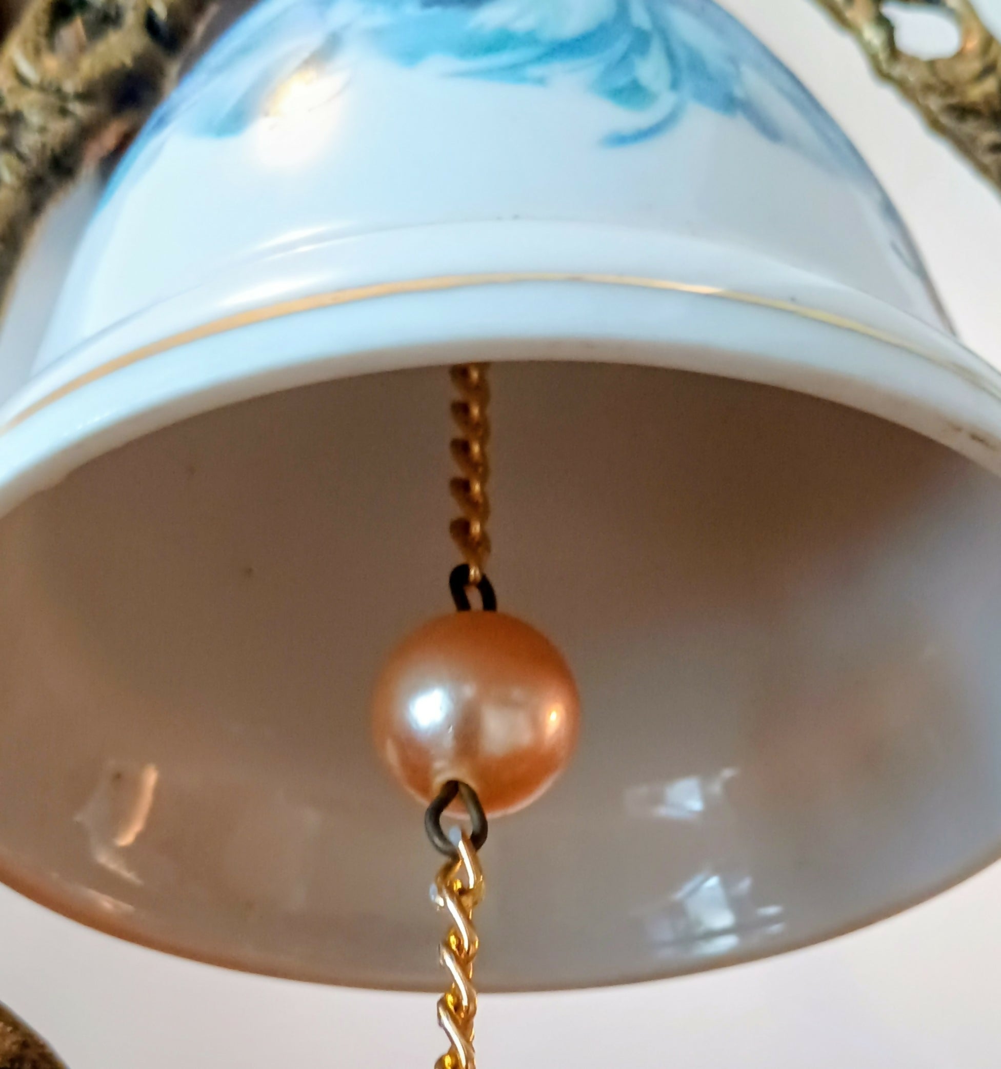 SINO DE MESA EM BRONZE E PORCELANA FLORAL