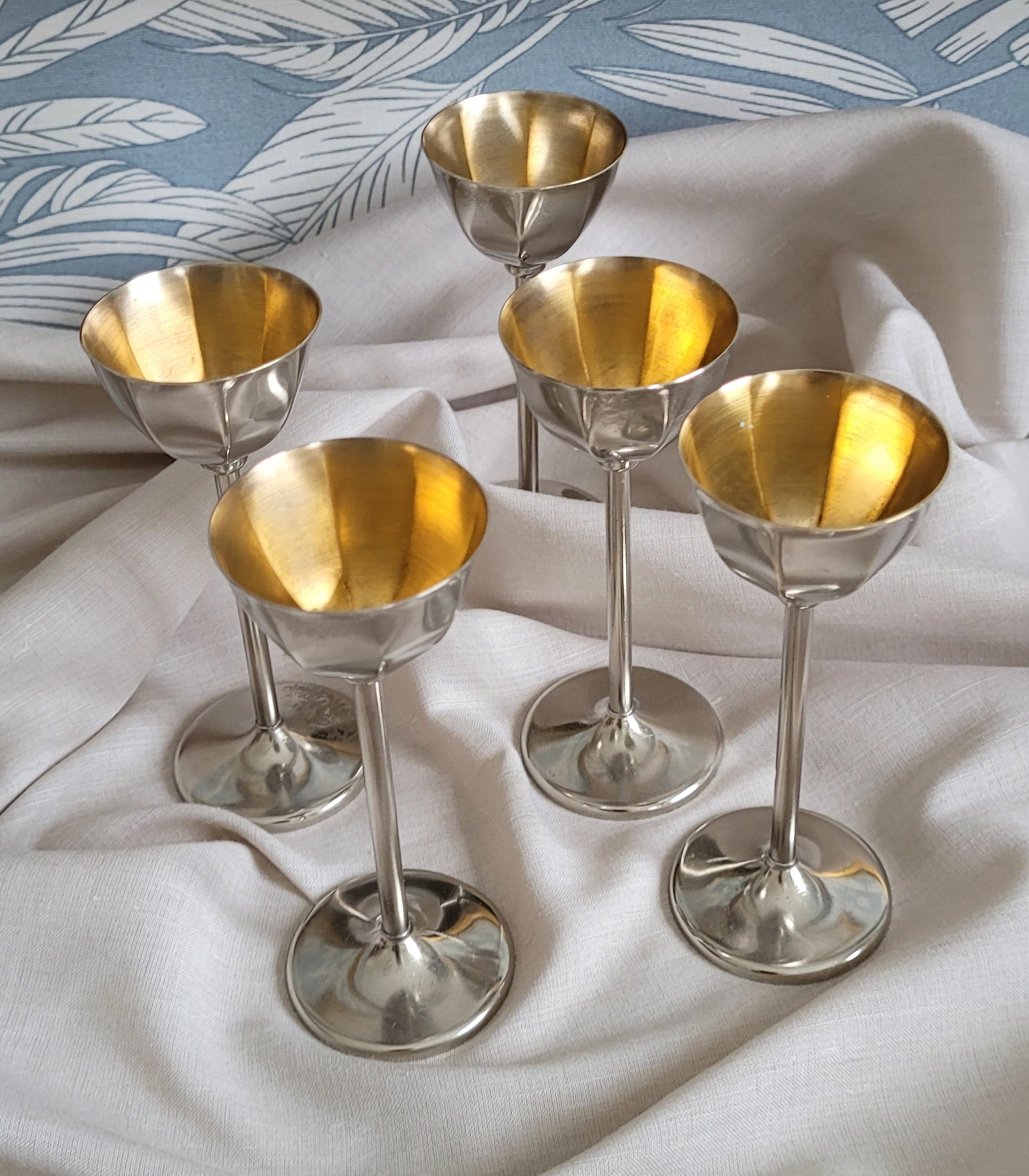 Conjunto de taças para licor Mid-Century em metal prateado facetado com interior dourado 