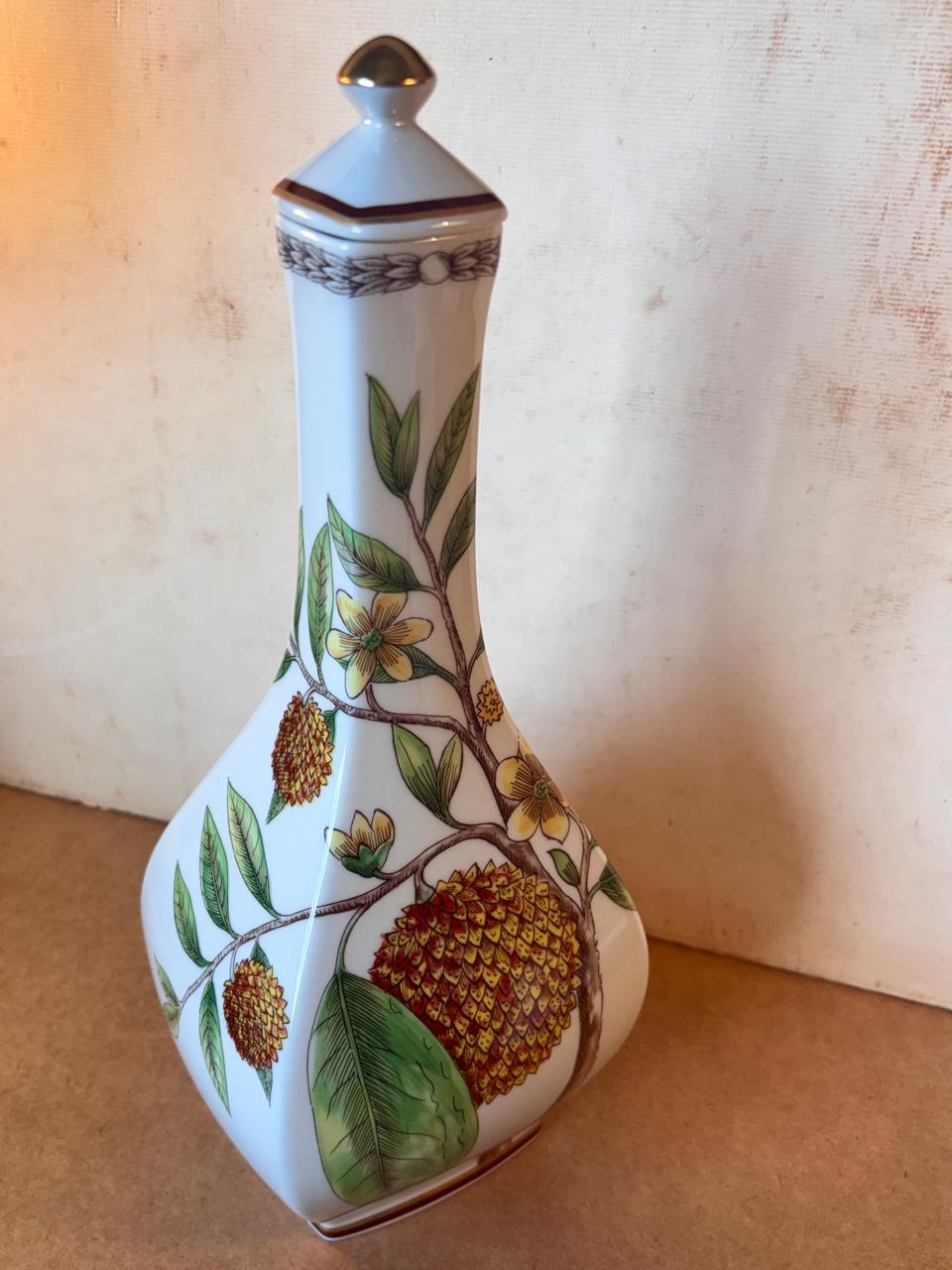Garrafa decorativa de porcelana Vista Alegre, linha Maranhão, com tampa (DMCPS_775)
