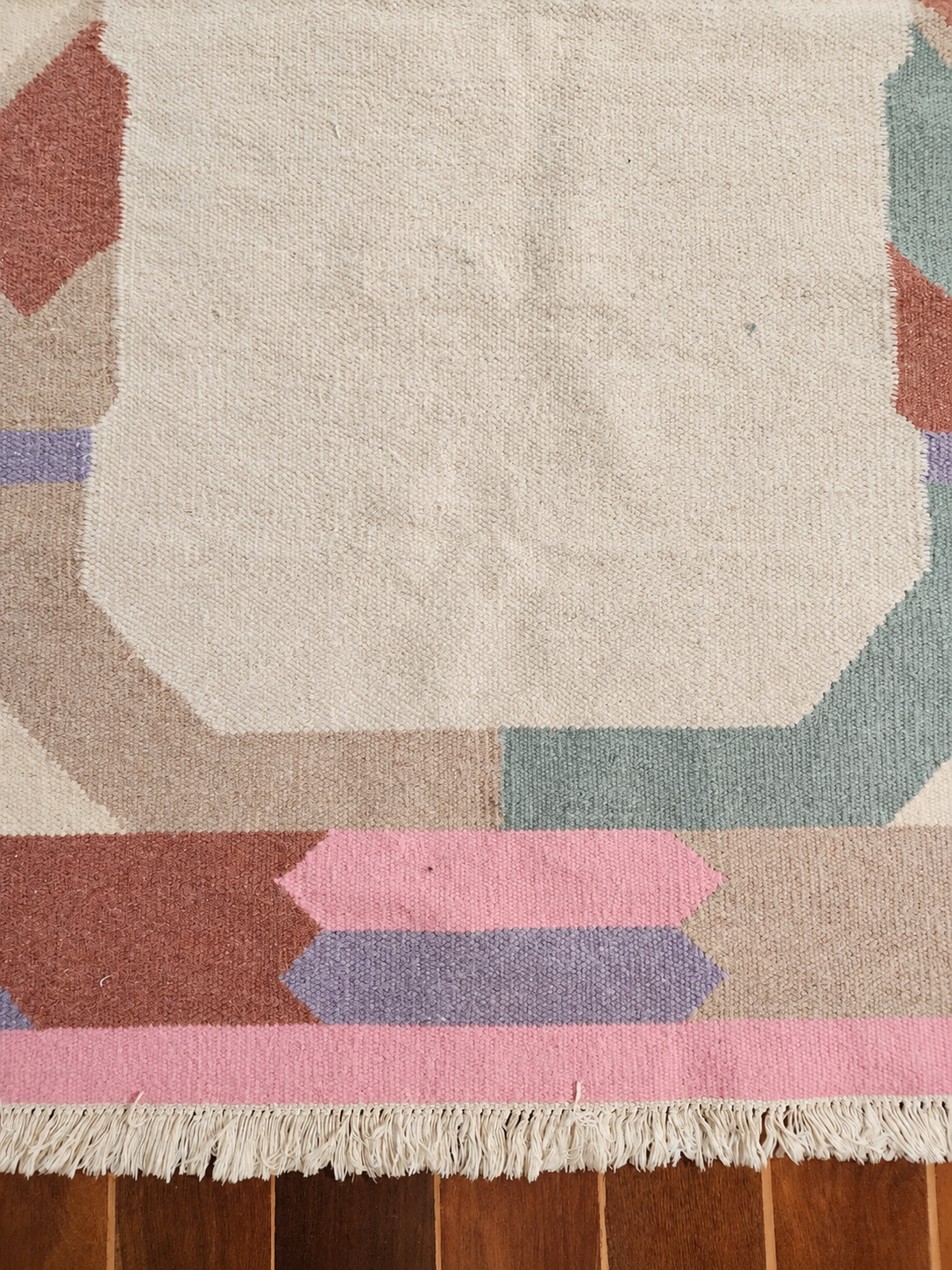 Tapete Kilim em tons pastéis de rosa, lilás, verde e marrom 