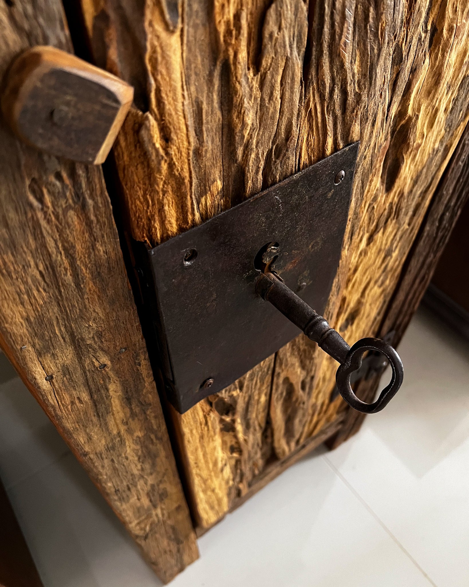 Armário antigo de fazenda estilo colonial brasileiro