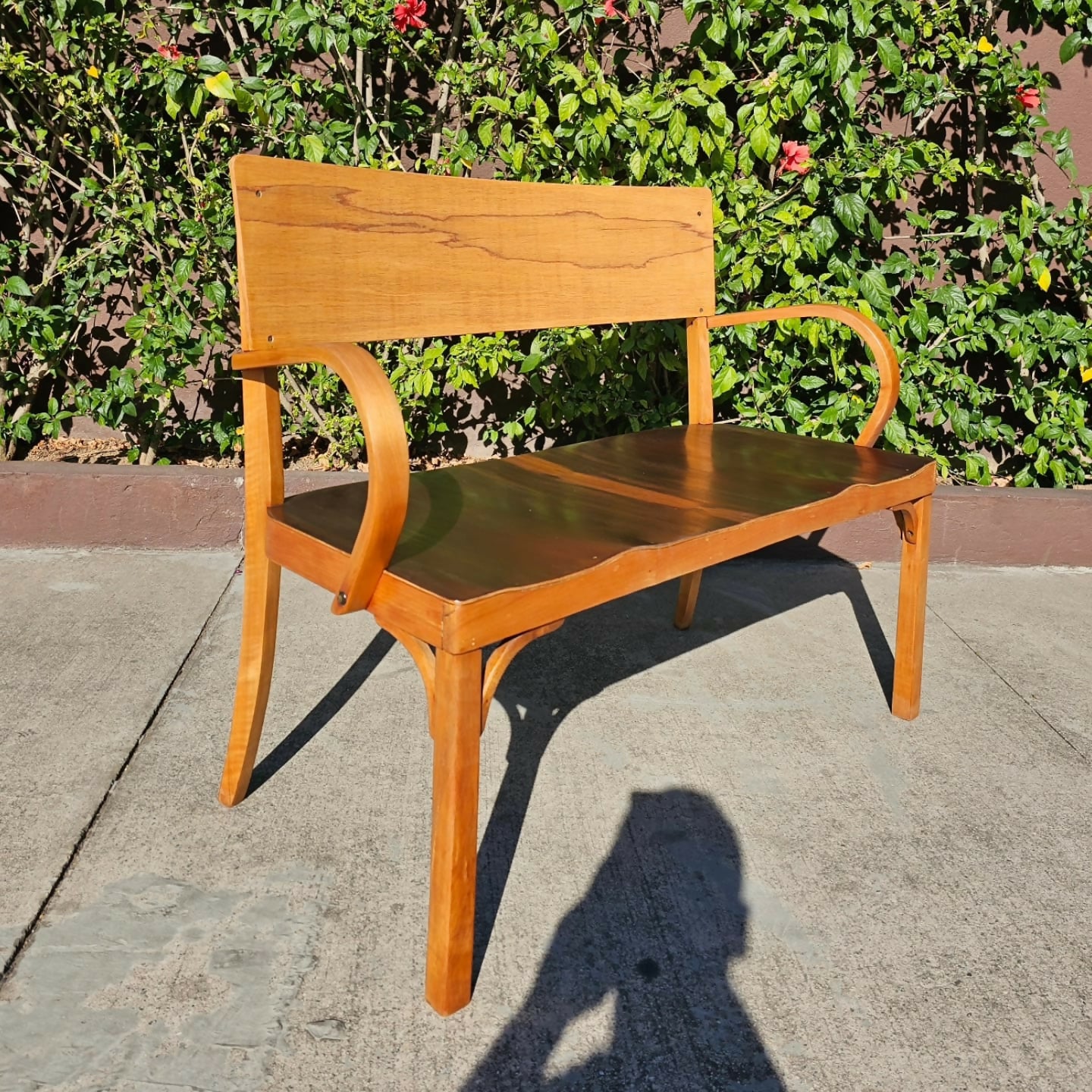 Namoradeira e duas cadeiras, em imbuia, década de 50, móveis Streif