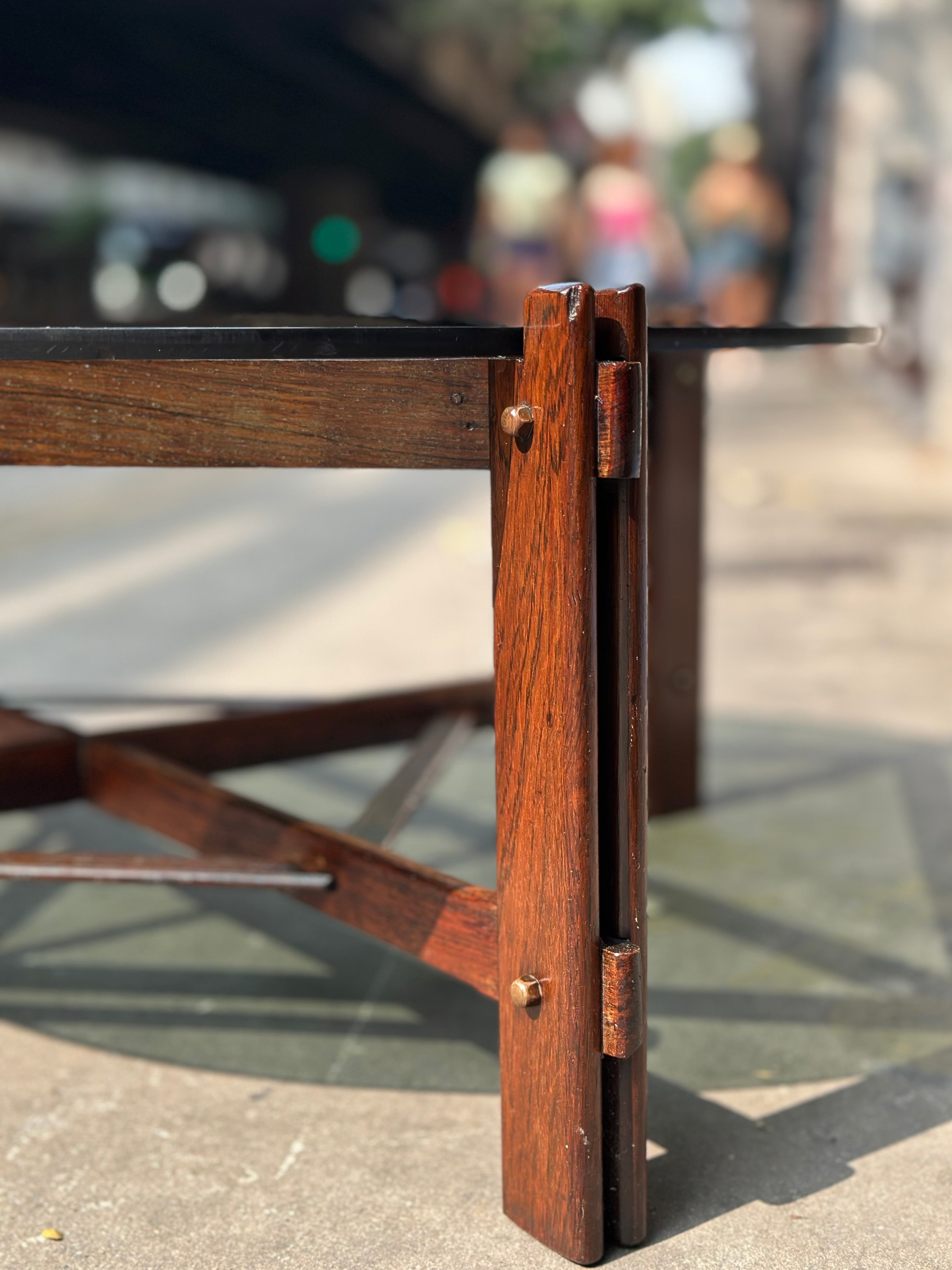 Mesa de Centro redonda em Jacarandá com vidro Fumê