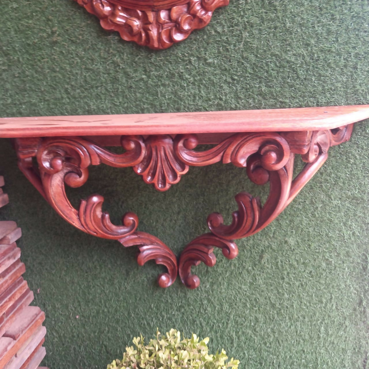 Espelho e aparador em madeira