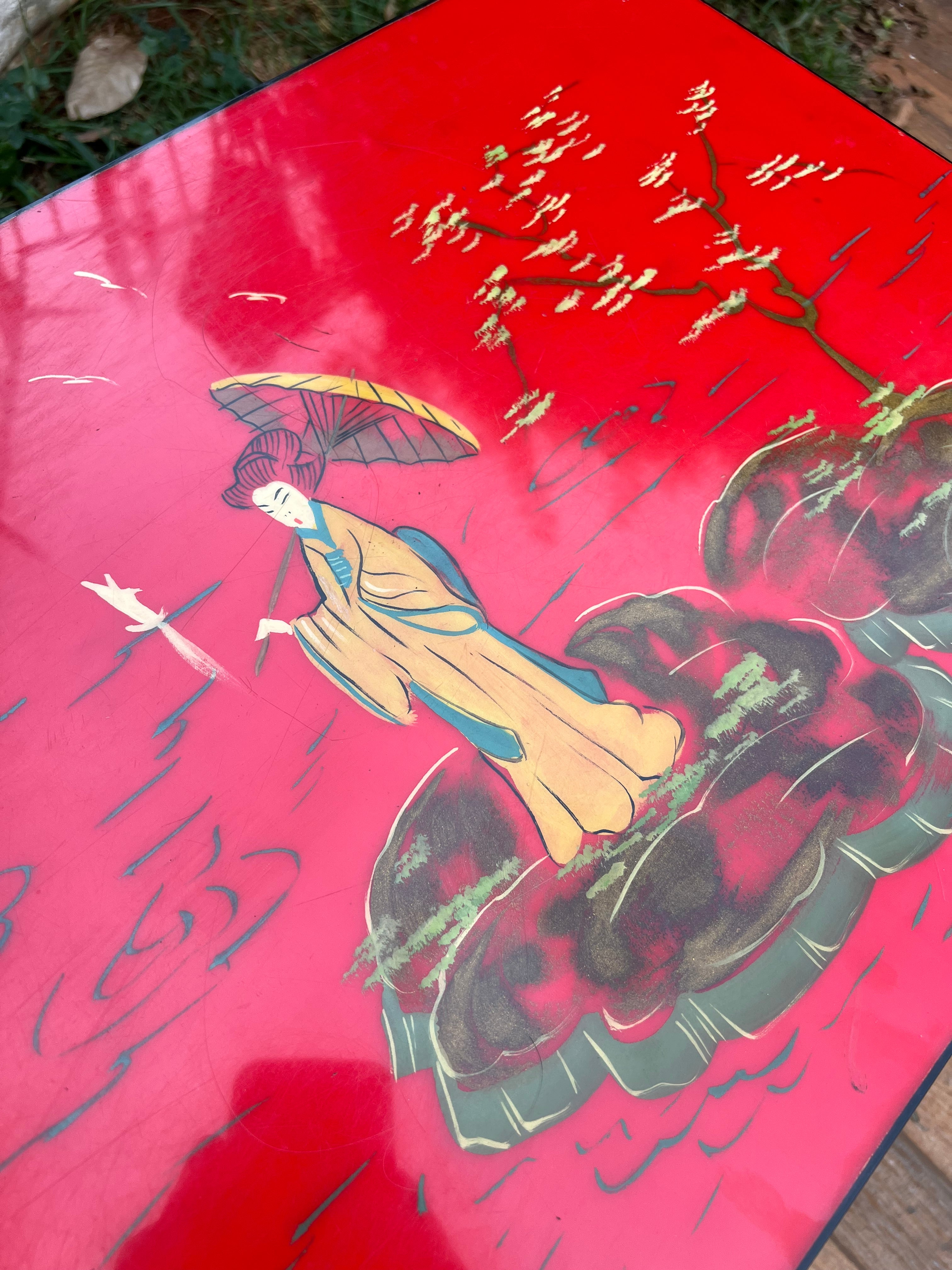 Mesa de centro retangular oriental com pés palito e tampo vermelho 