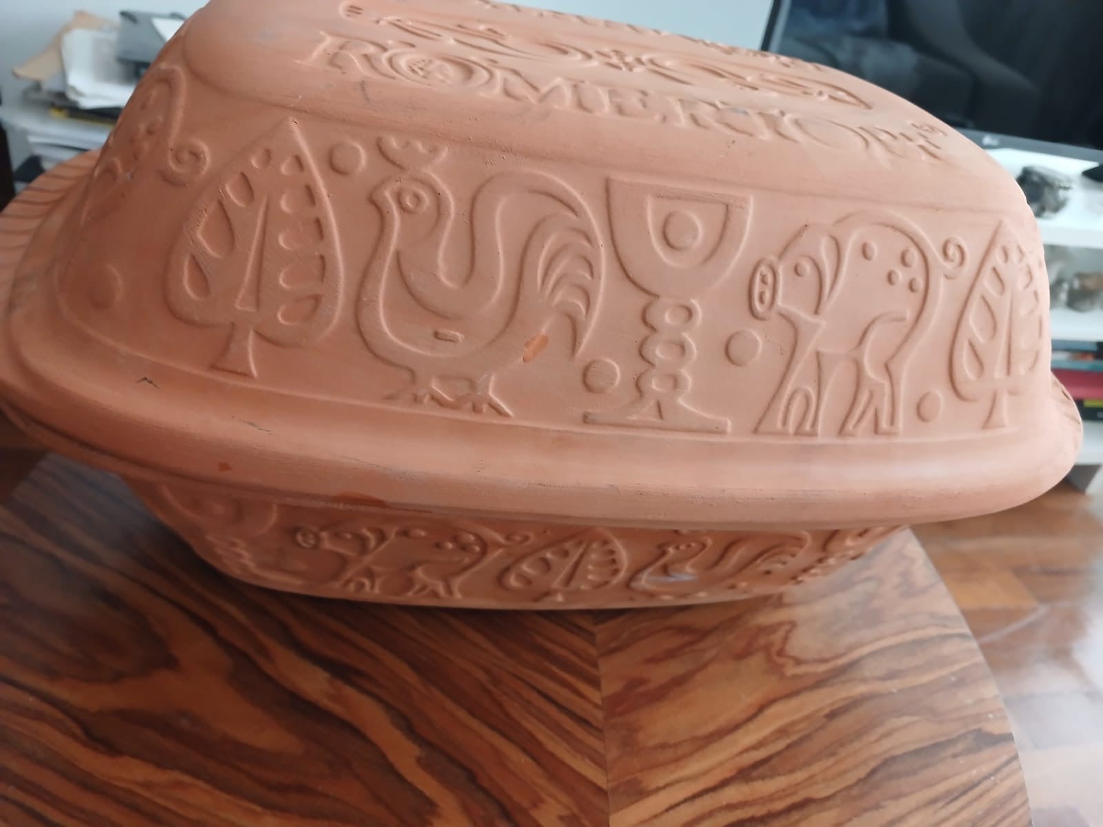 assadeira com tampa feita de barro de terracota, sem esmalte, vitrificada por dentro