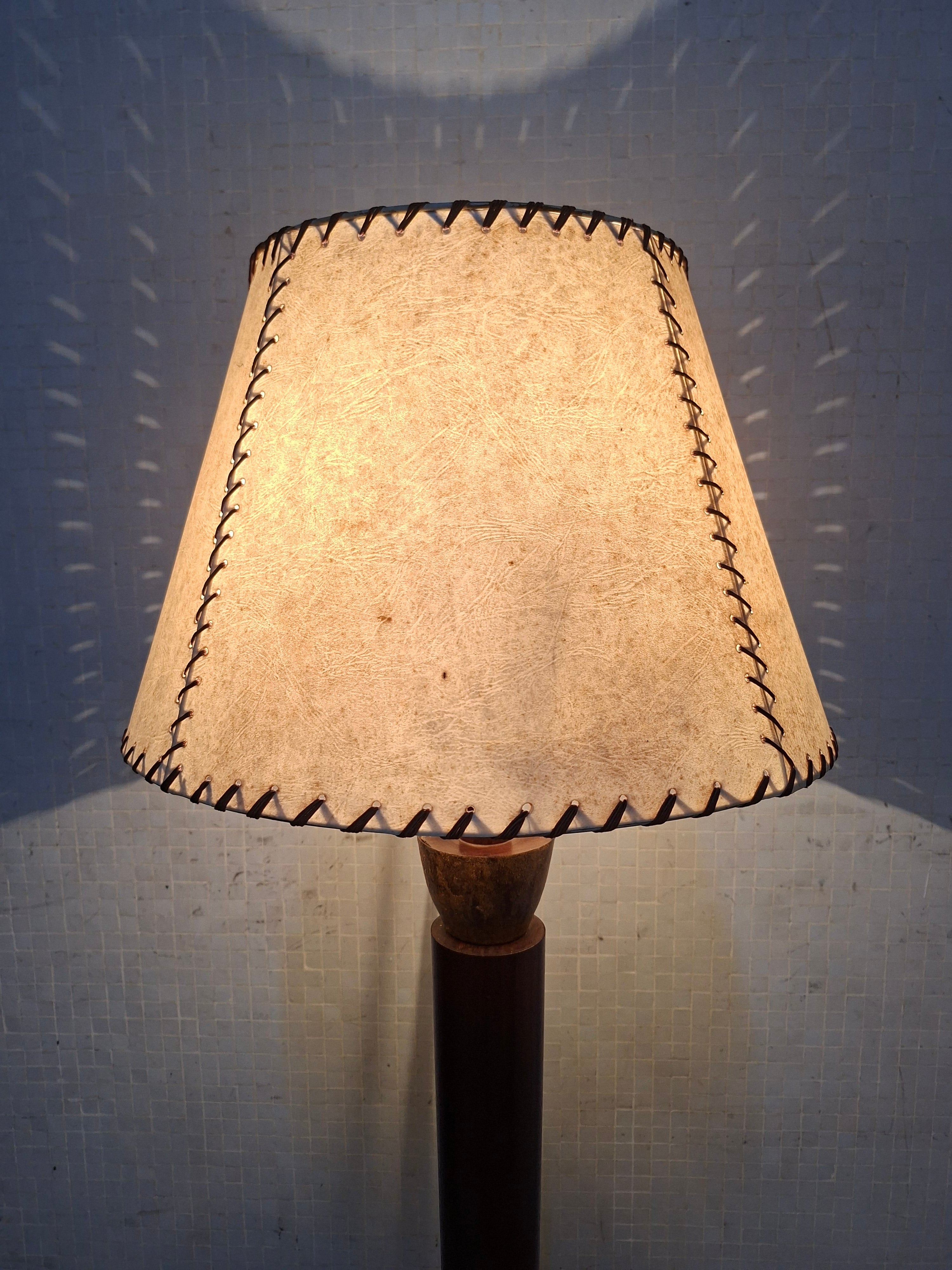 Luminária de Piso Vintage em madeira Maciça com ferro fundido (pé e em volta do soquete) com cúpula tipo pergaminho 