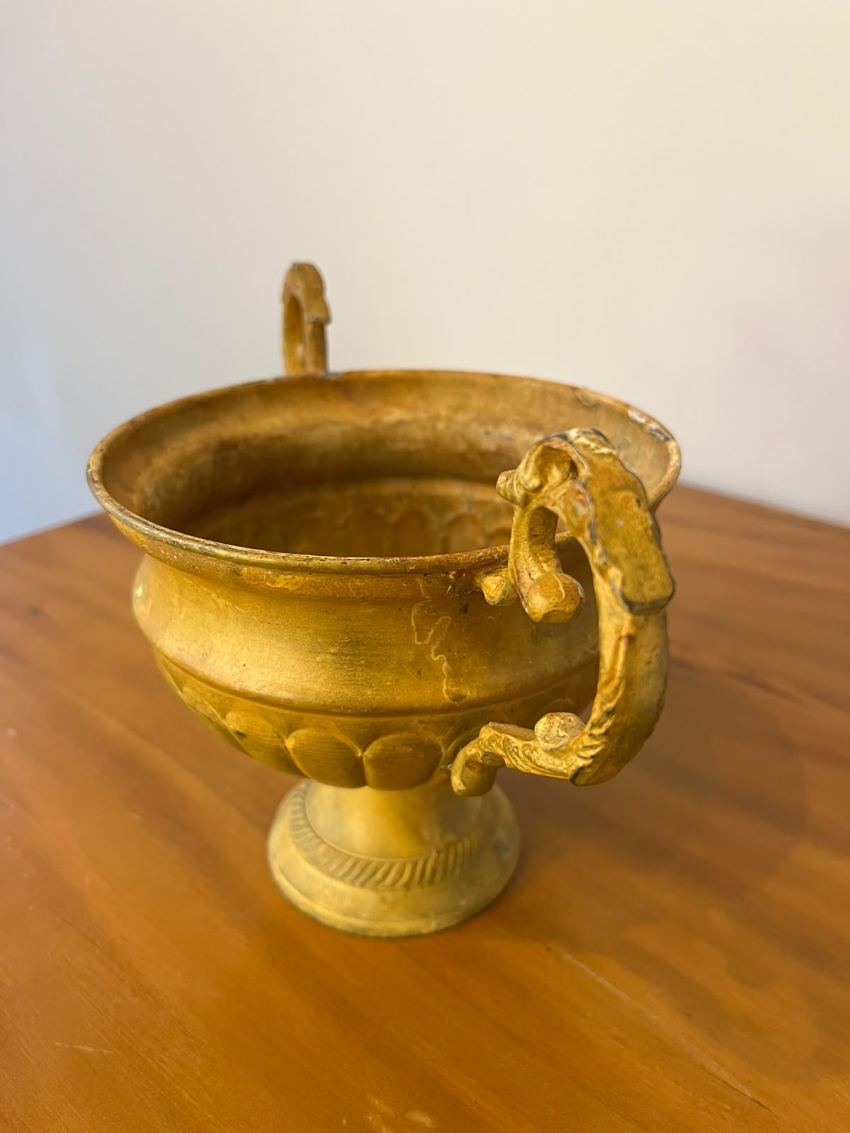 Taça decorativa com pedestal e alças ornamentadas em metal dourado — 14 cm