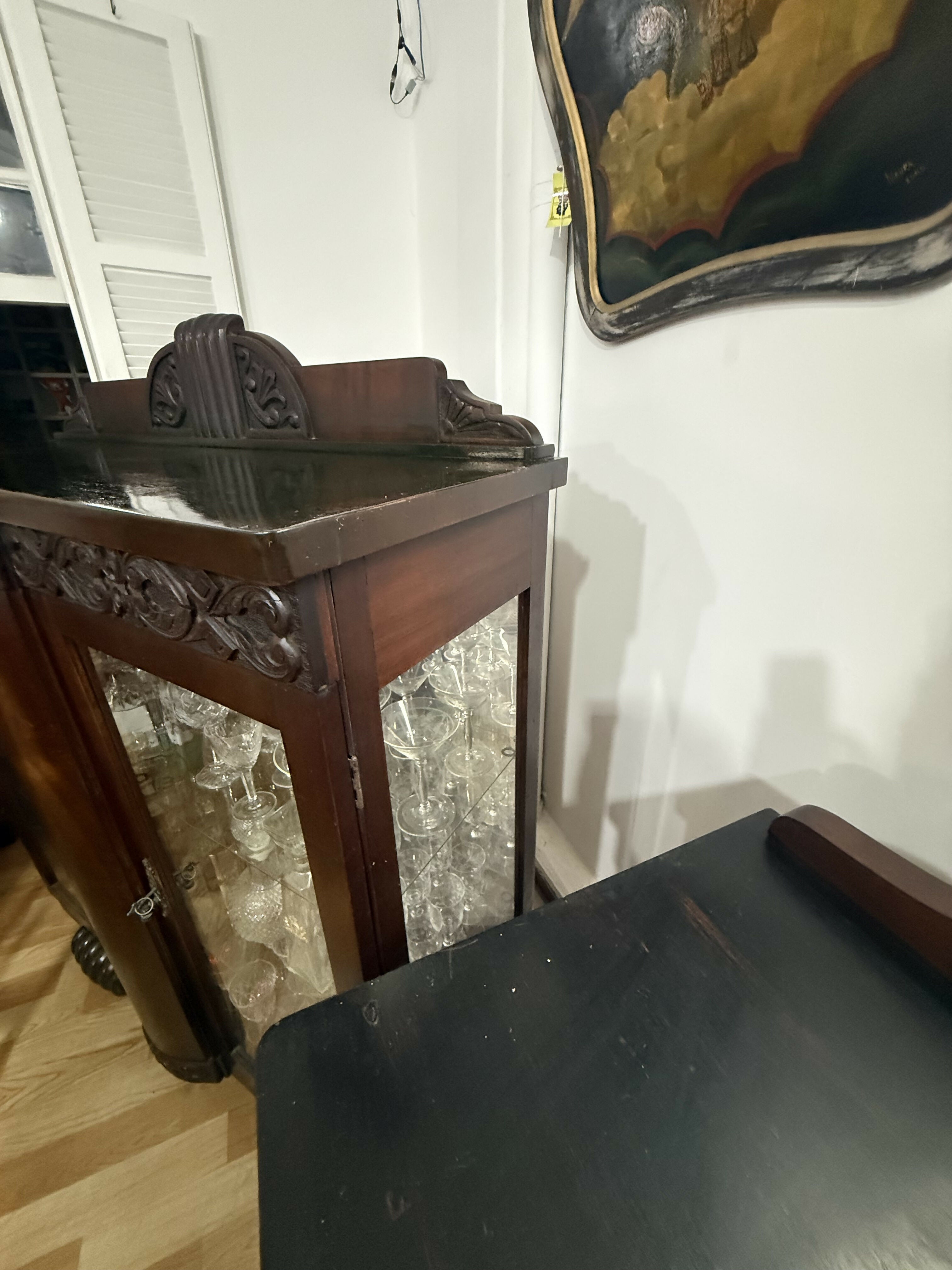 Cristaleira Clássica em Madeira Nobre com Patas de Leão