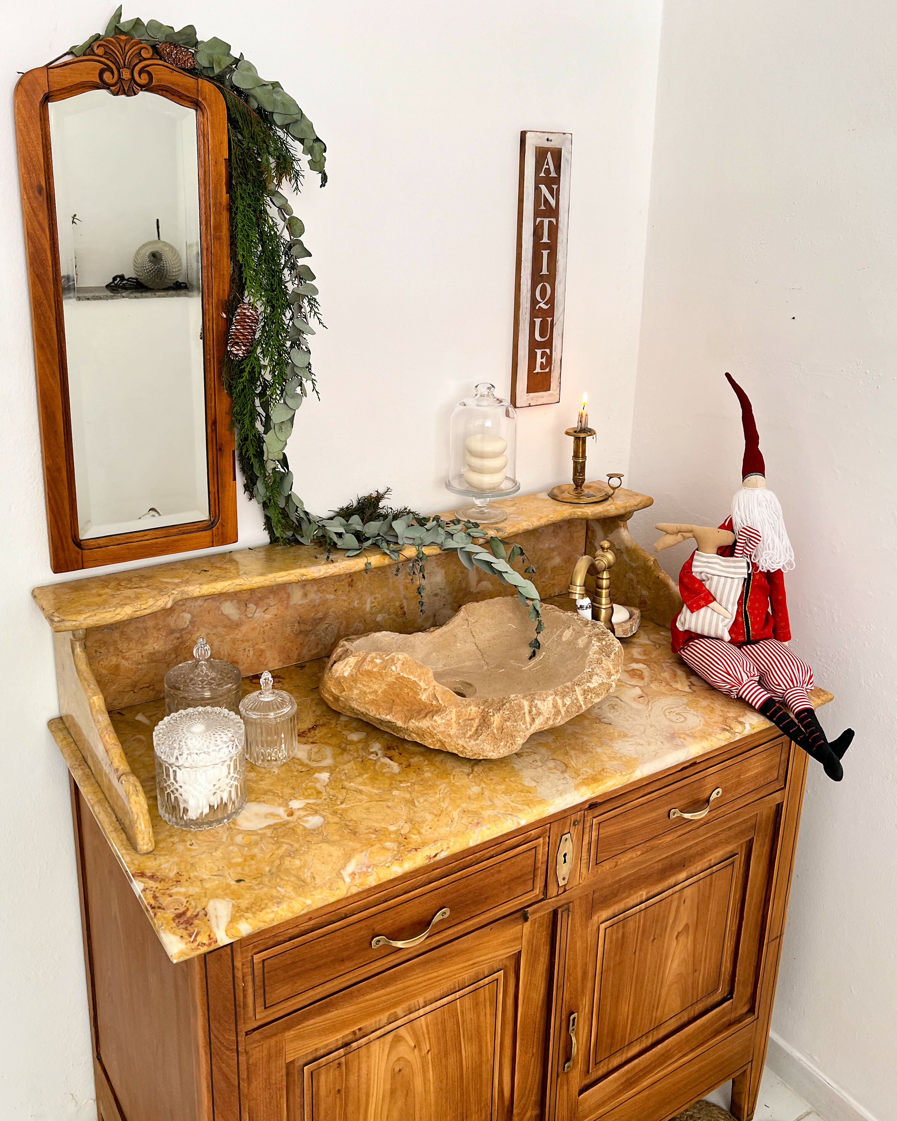 Móvel lavabo em. madeira marchetada e mármore